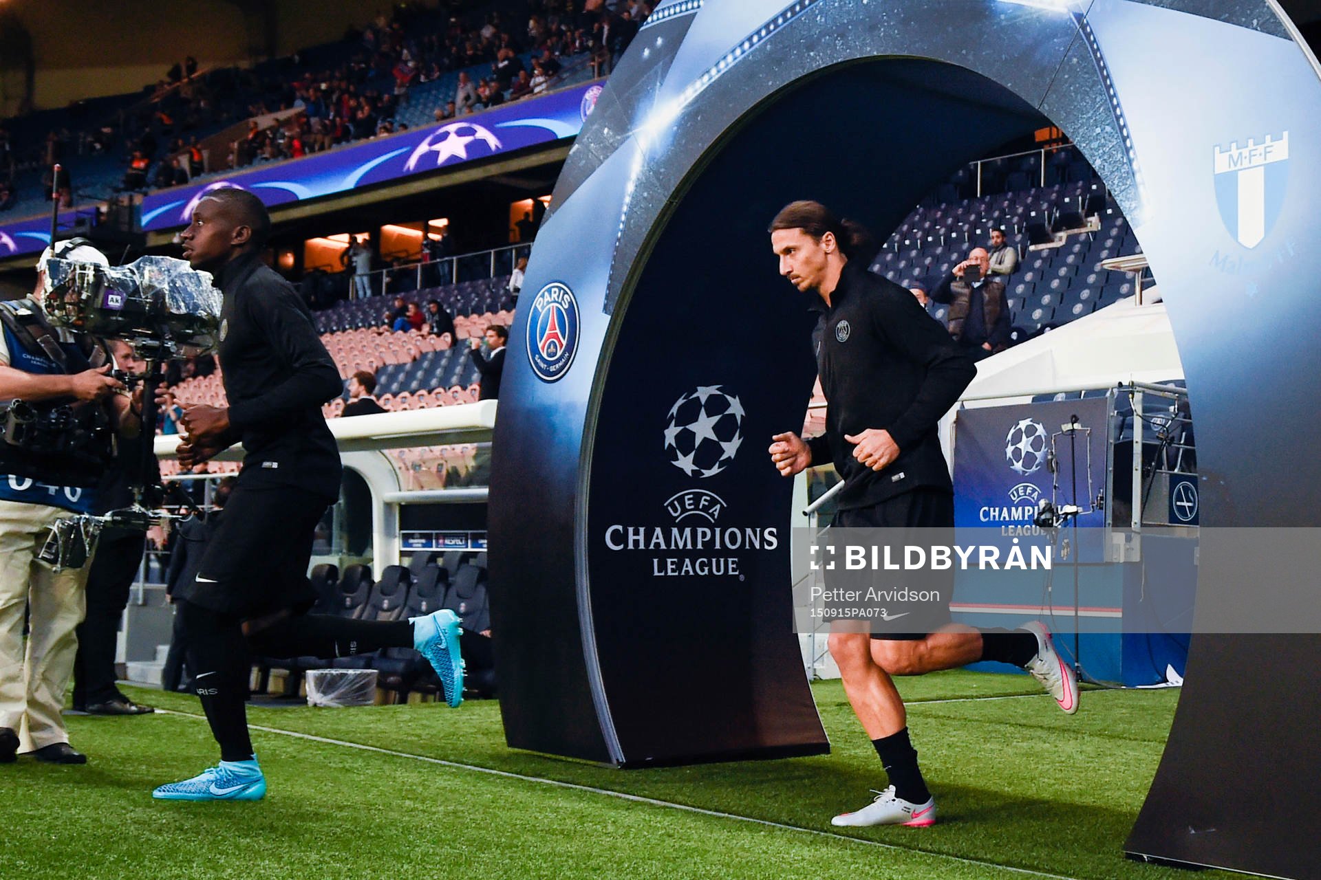 PSG:s Zlatan Ibrahimovic springer in på planen för att värma upp inför fotbollsmatchen i Champions League mellan Paris Saint Germain och Malmö FF den 15 september 2015 i Paris.