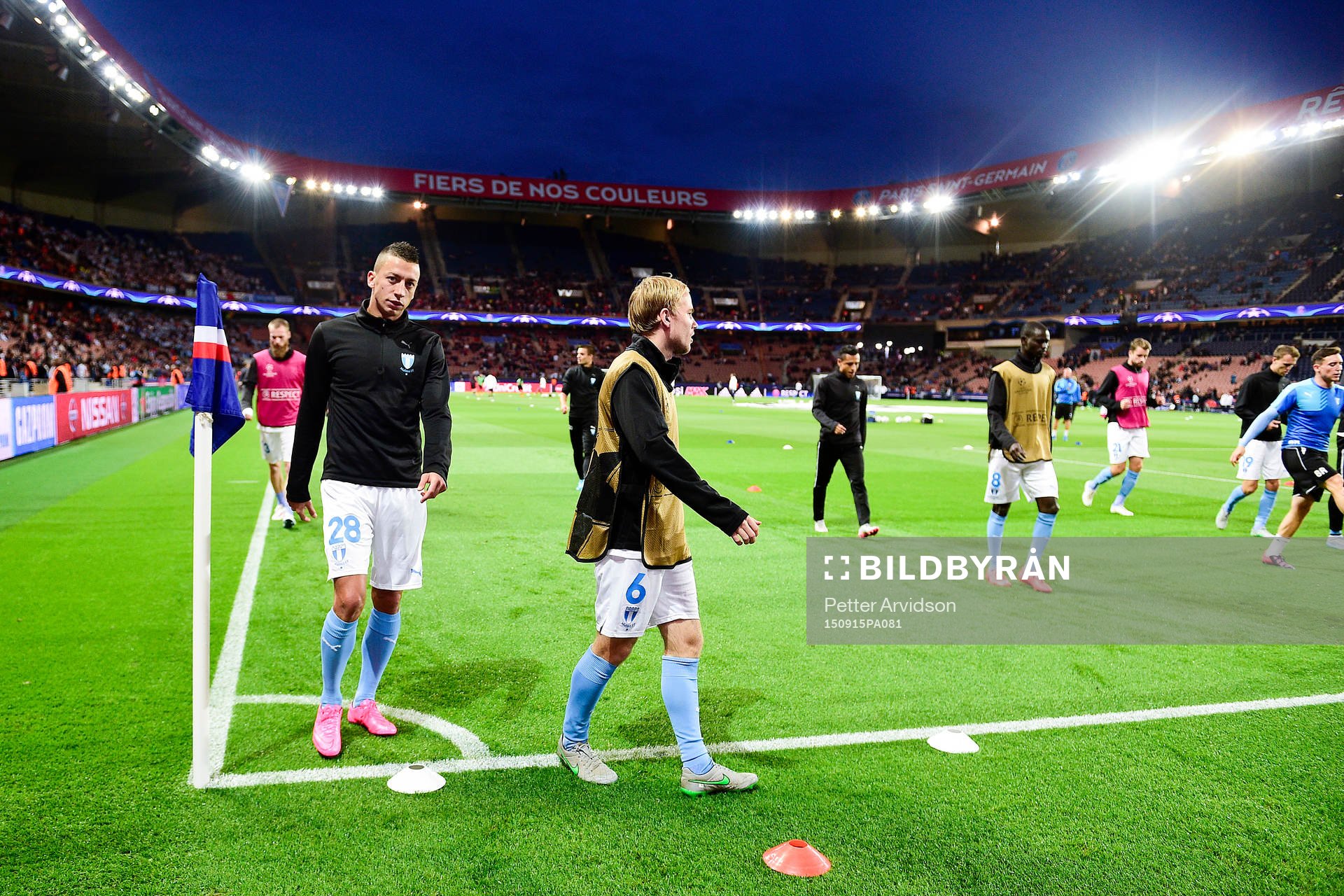 Malmö FFs Nikola Djurjic och Oscar Lewicki värmer upp