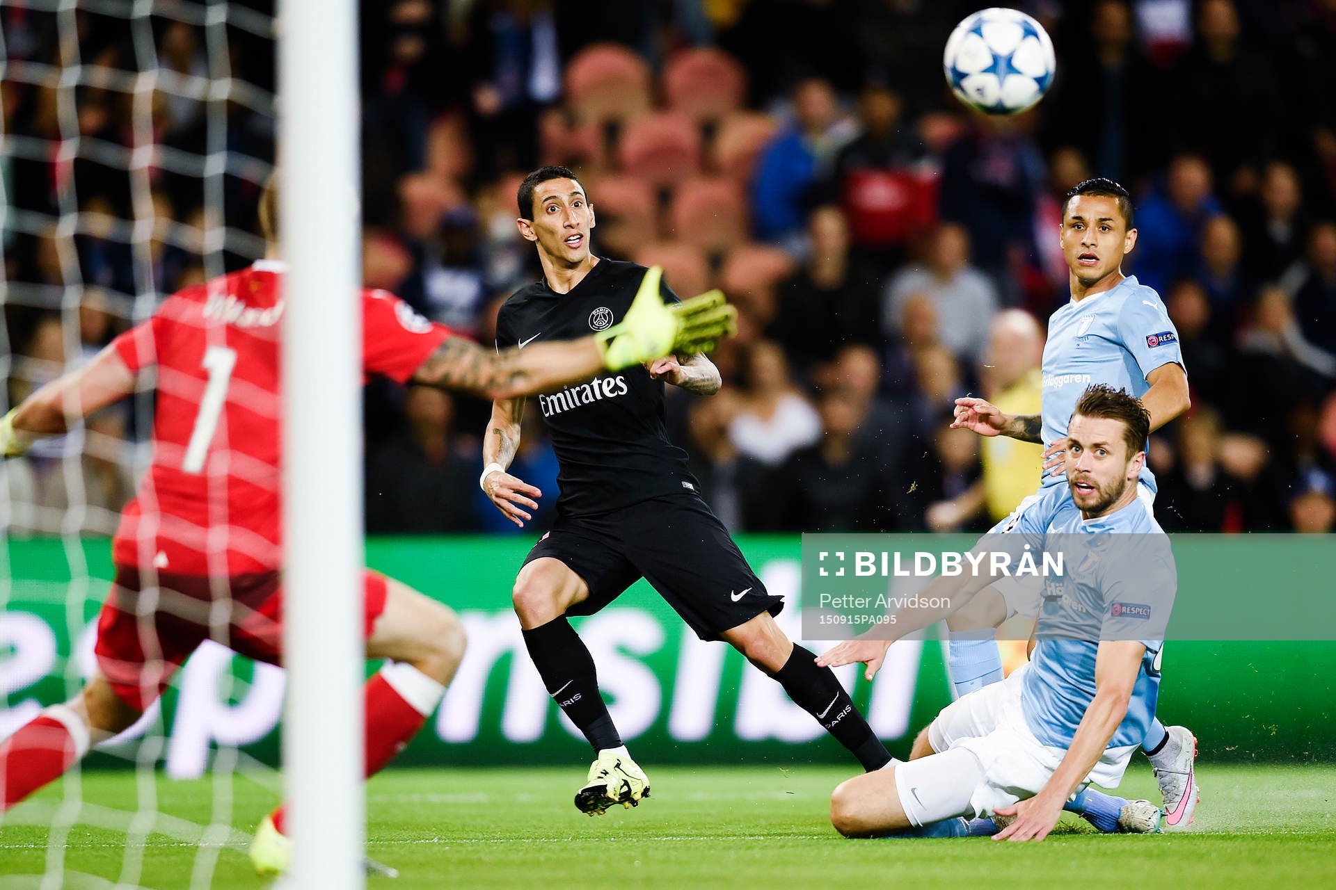s Angel Di Maria gör 1-0 bakom målvakt Johan Wiland, Kari