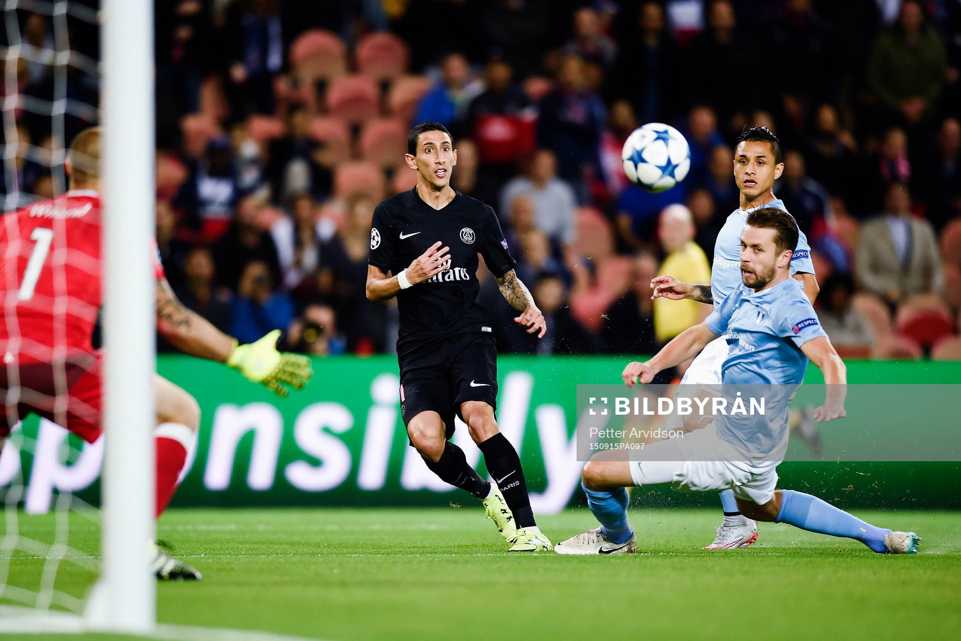 s Angel Di Maria gör 1-0 bakom målvakt Johan Wiland, Kari