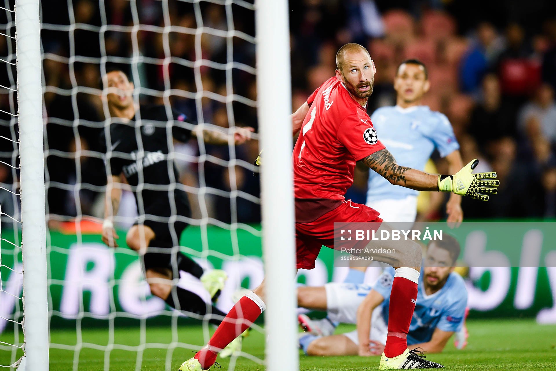 Malmö FFs målvakt Johan Wiland ser 1-0 gå in bakom honom