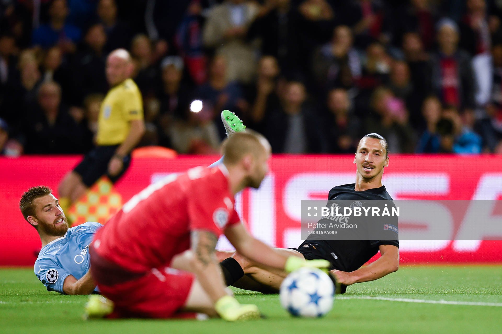 PSG:s Zlatan Ibrahimovic med en målchans mot Malmö FFs målvakt Johan Wiland under fotbollsmatchen i Champions League mellan Paris Saint Germain och Malmö FF den 15 september 2015 i Paris.