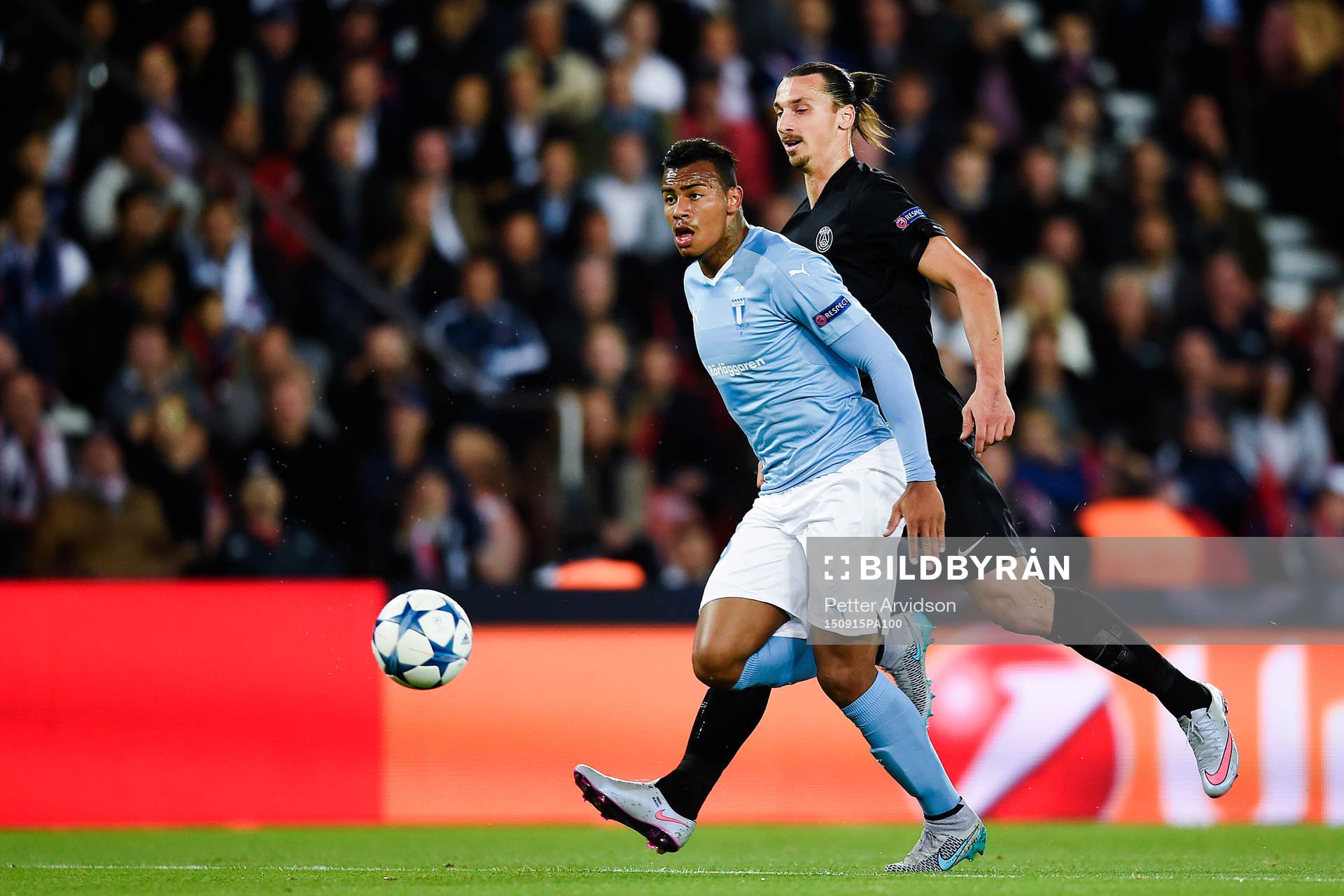 Malmö FFs Felipe Carvalho och PSG:s Zlatan Ibrahimovic under fotbollsmatchen i Champions League mellan Paris Saint Germain och Malmö FF den 15 september 2015 i Paris.