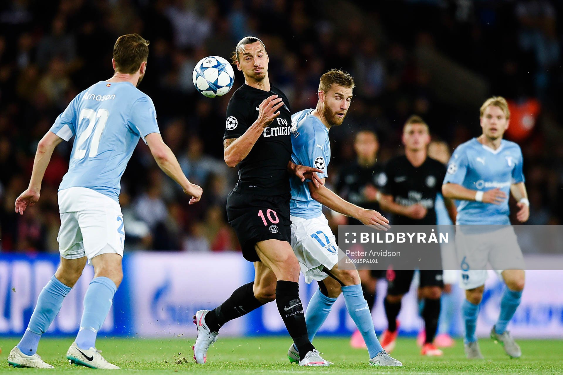 Malmö FFs Kari Arnason och Rasmus Bengtsson i en duell mot PSG:s Zlatan Ibrahimovic under fotbollsmatchen i Champions League mellan Paris Saint Germain och Malmö FF den 15 september 2015 i Paris.