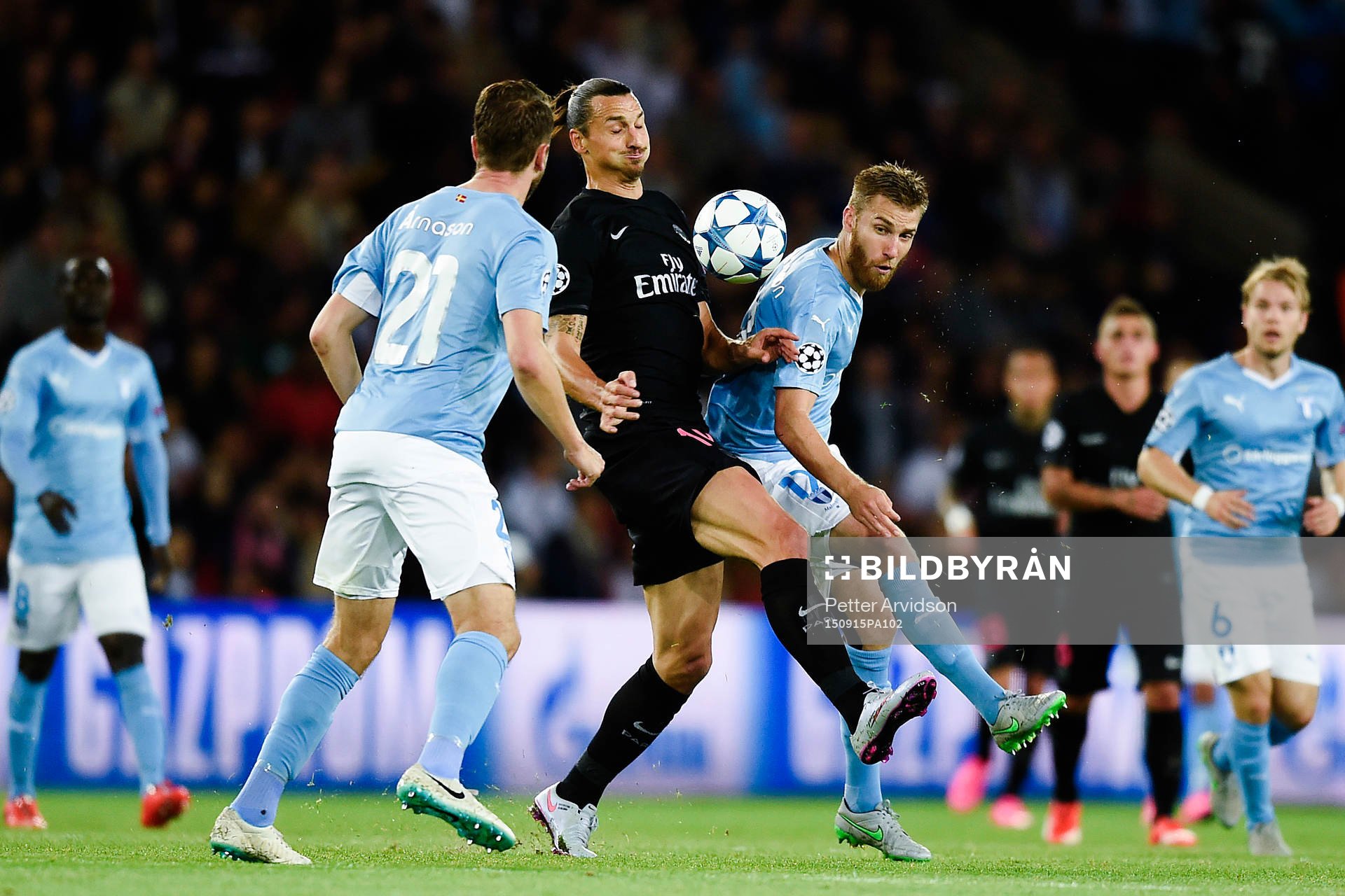 Malmö FFs Kari Arnason och Rasmus Bengtsson i en duell mot