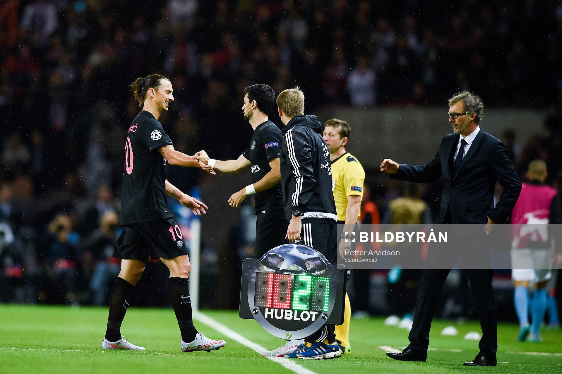PSG:s Zlatan Ibrahimovic blir utbytt mot Javier Pastore under fotbollsmatchen i Champions League mellan Paris Saint Germain och Malmö FF den 15 september 2015 i Paris.