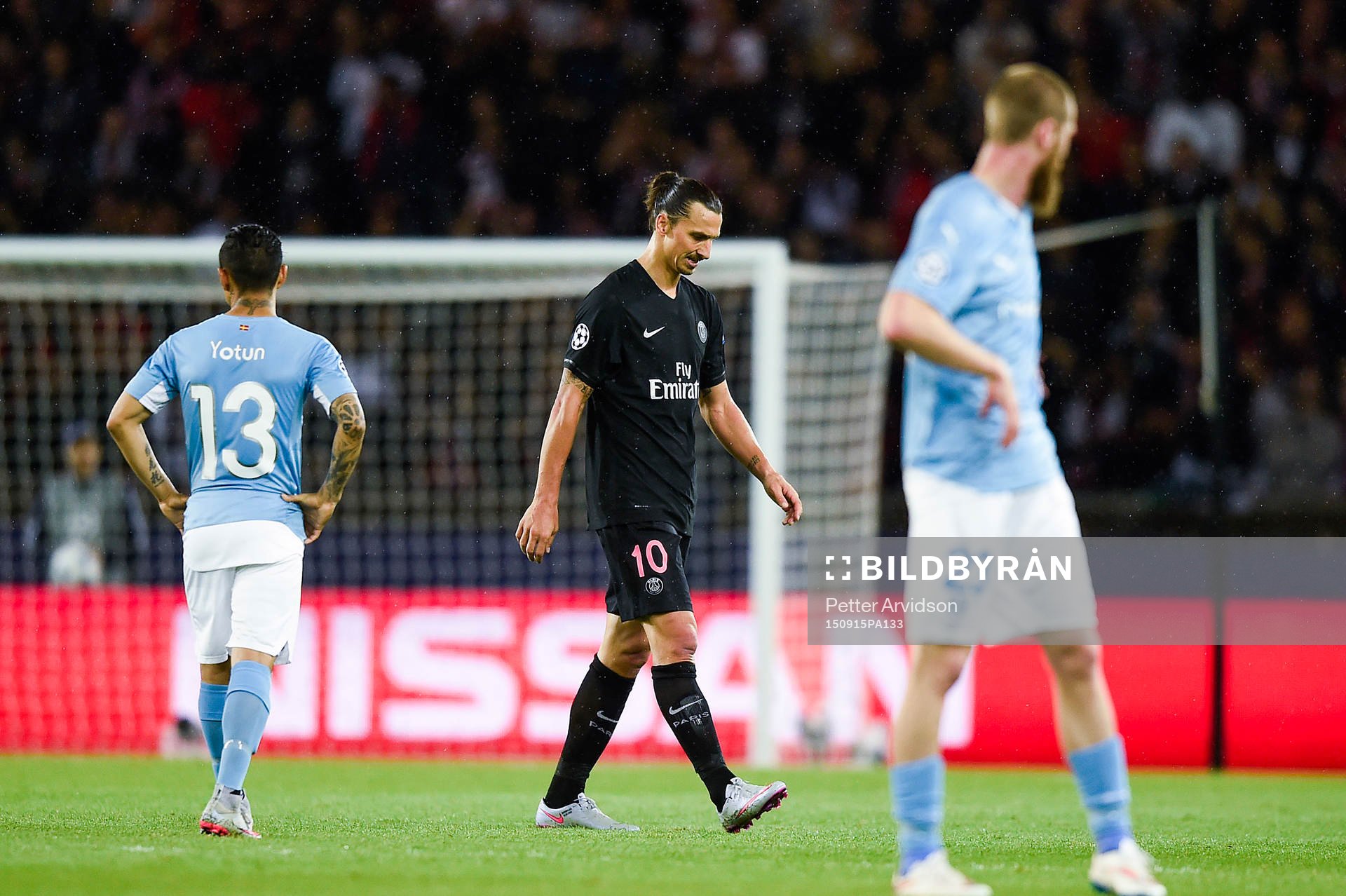 PSG:s Zlatan Ibrahimovic blir utbytt under fotbollsmatchen i Champions League mellan Paris Saint Germain och Malmö FF den 15 september 2015 i Paris.