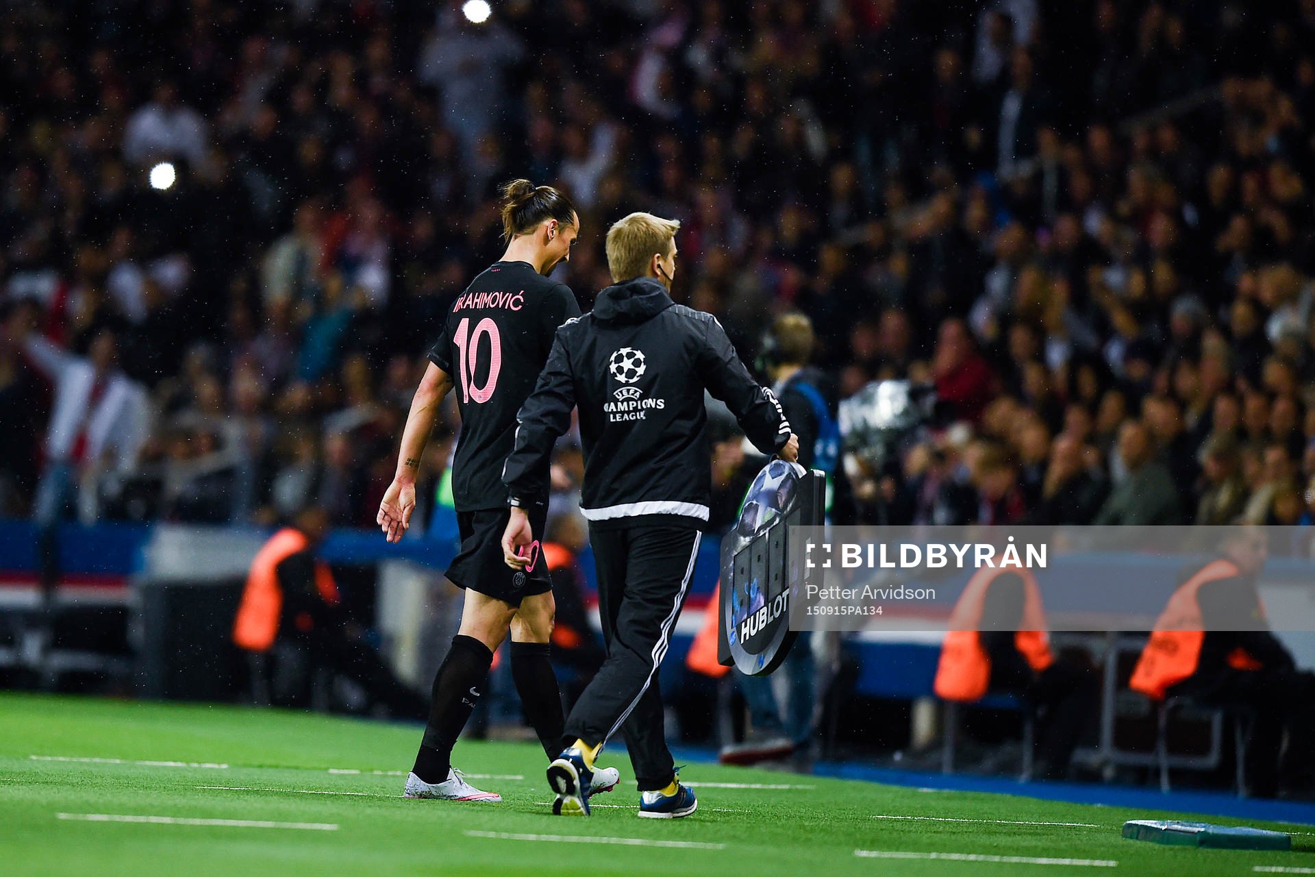 PSG:s Zlatan Ibrahimovic blir utbytt under fotbollsmatchen i Champions League mellan Paris Saint Germain och Malmö FF den 15 september 2015 i Paris.