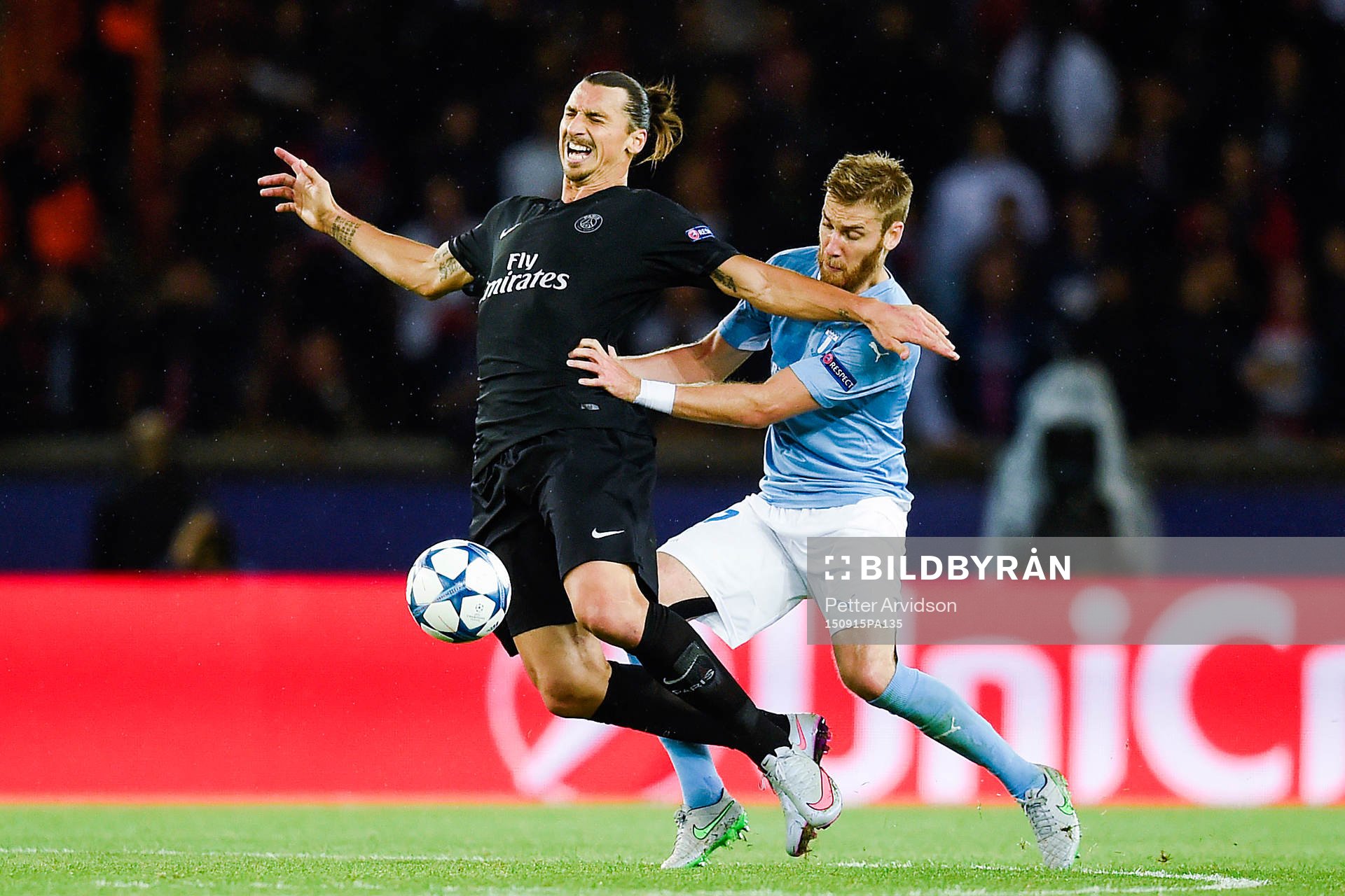 s Zlatan Ibrahimovic tacklas av Malmö FFs Rasmus Bengtsson