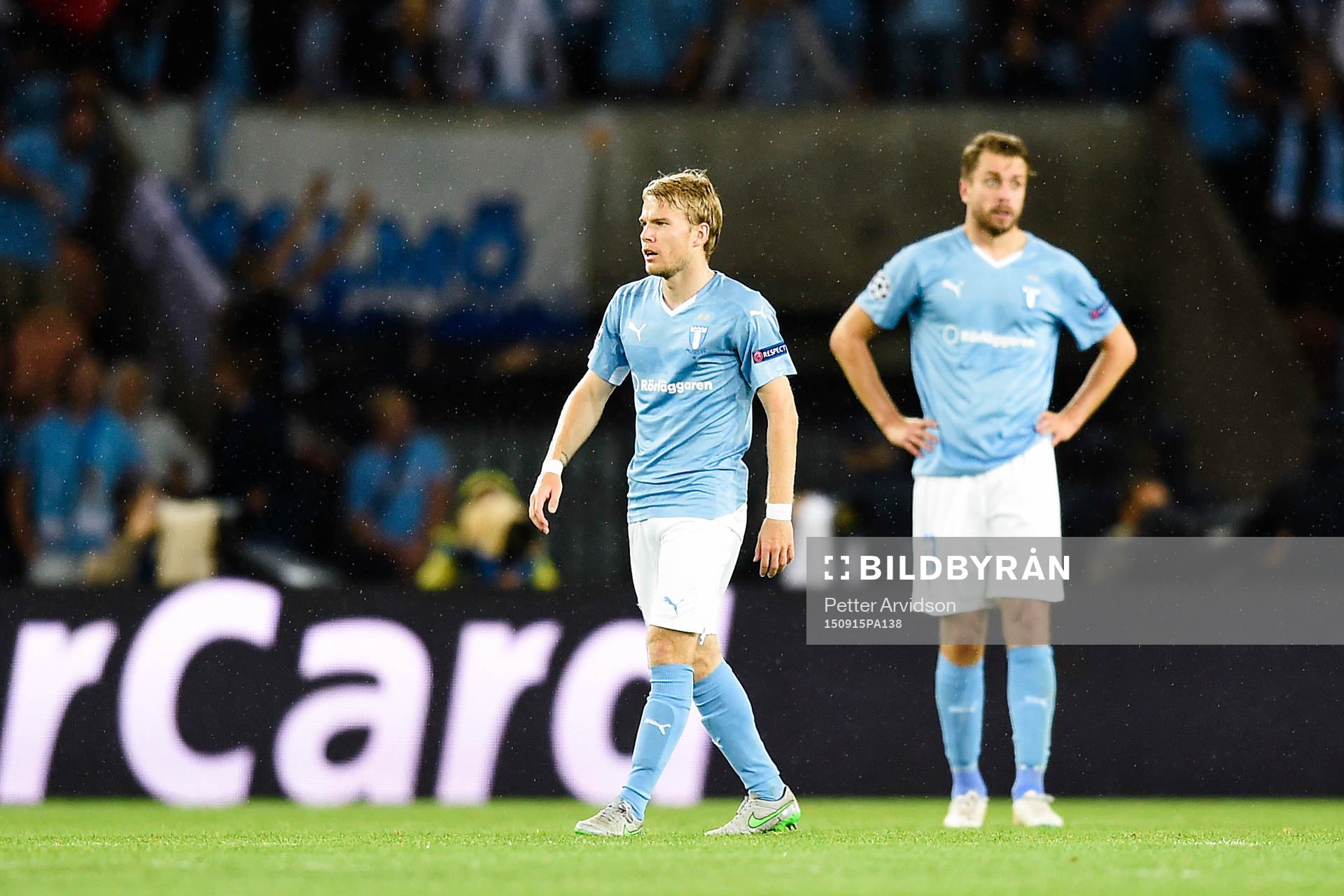 Malmö FFs  Oscar Lewicki deppar