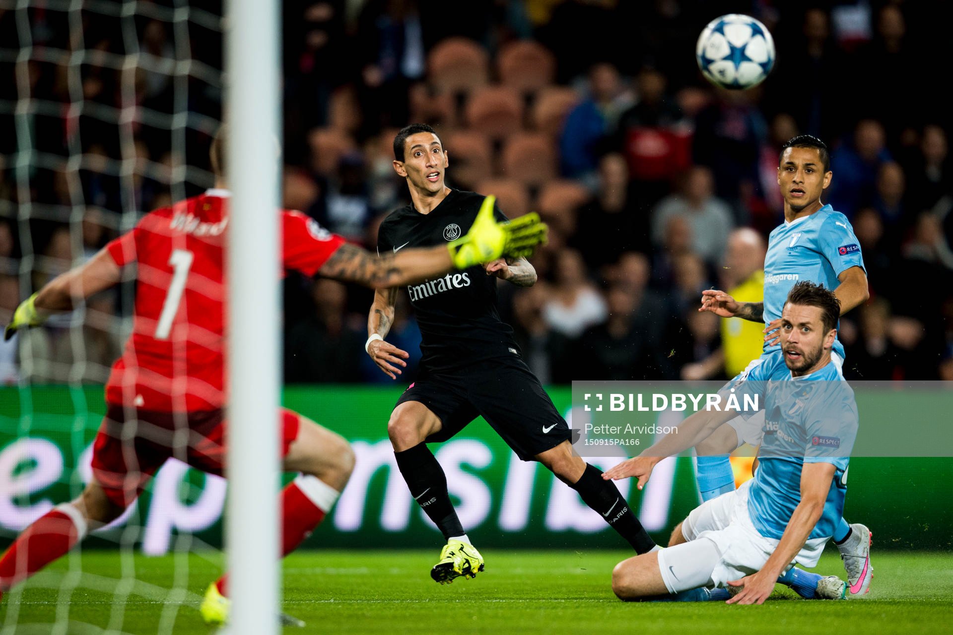 s Angel Di Maria gör 1-0 bakom Malmö FFs målvakt Johan