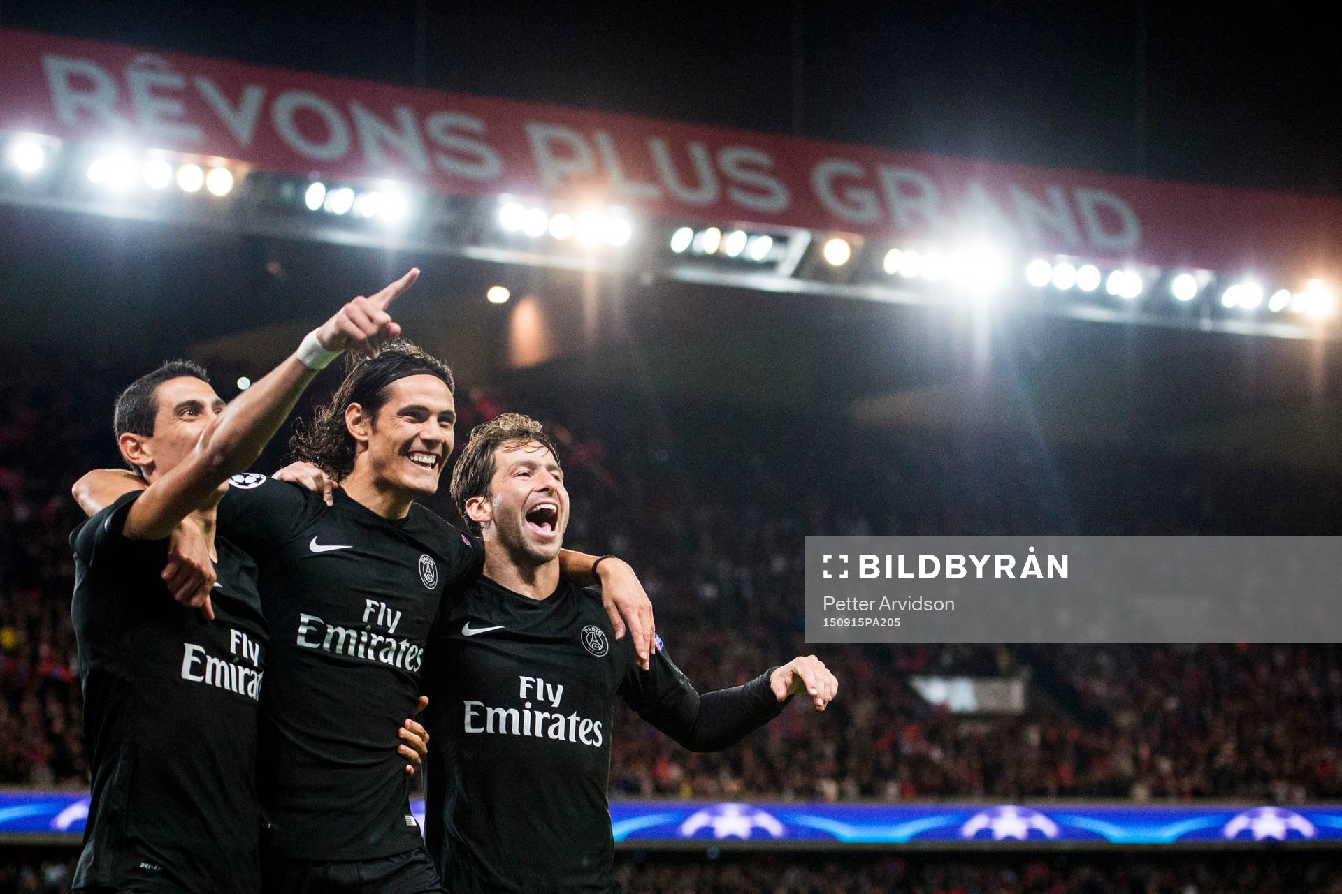 PSG:s Angel Di Maria, Edison Cavani och Maxwell jublar efter 1-0 målet av Di Maria under fotbollsmatchen i Champions League mellan Paris Saint Germain och Malmö FF den 15 september 2015 i Paris.