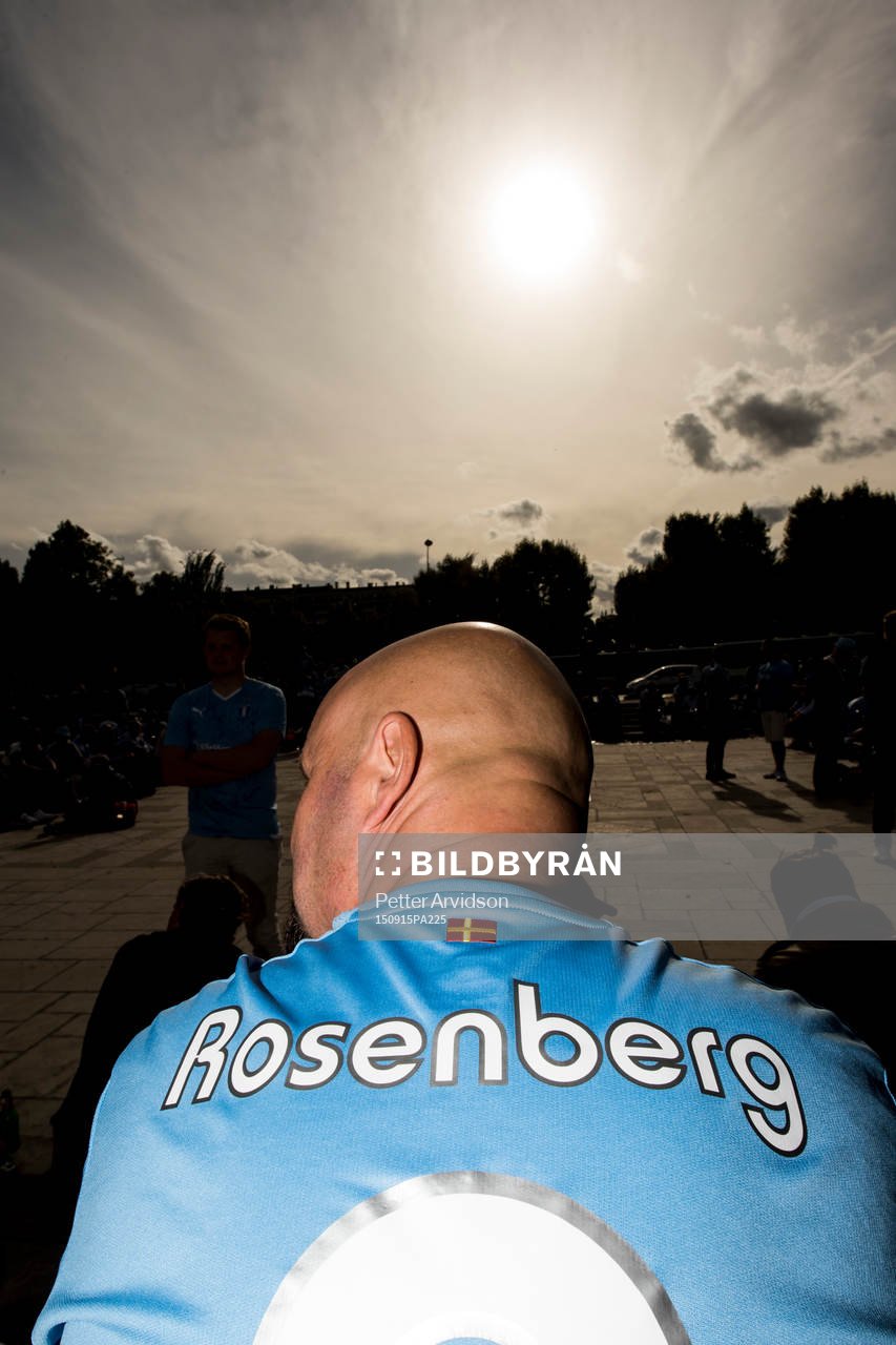 Malmö FFs supporter med Rosenberg på ryggen