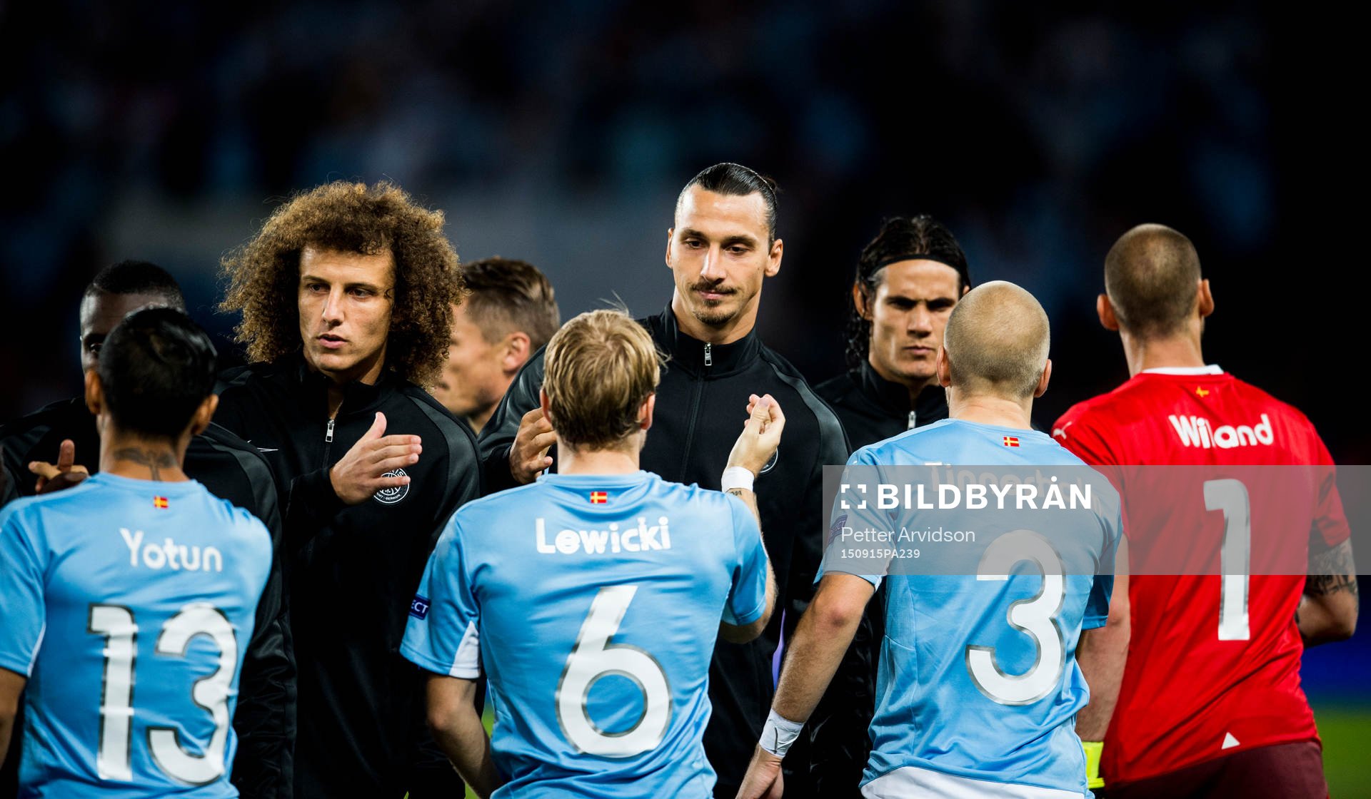 s Zlatan Ibrahimovic hälsar på Malmö FFs spelare
