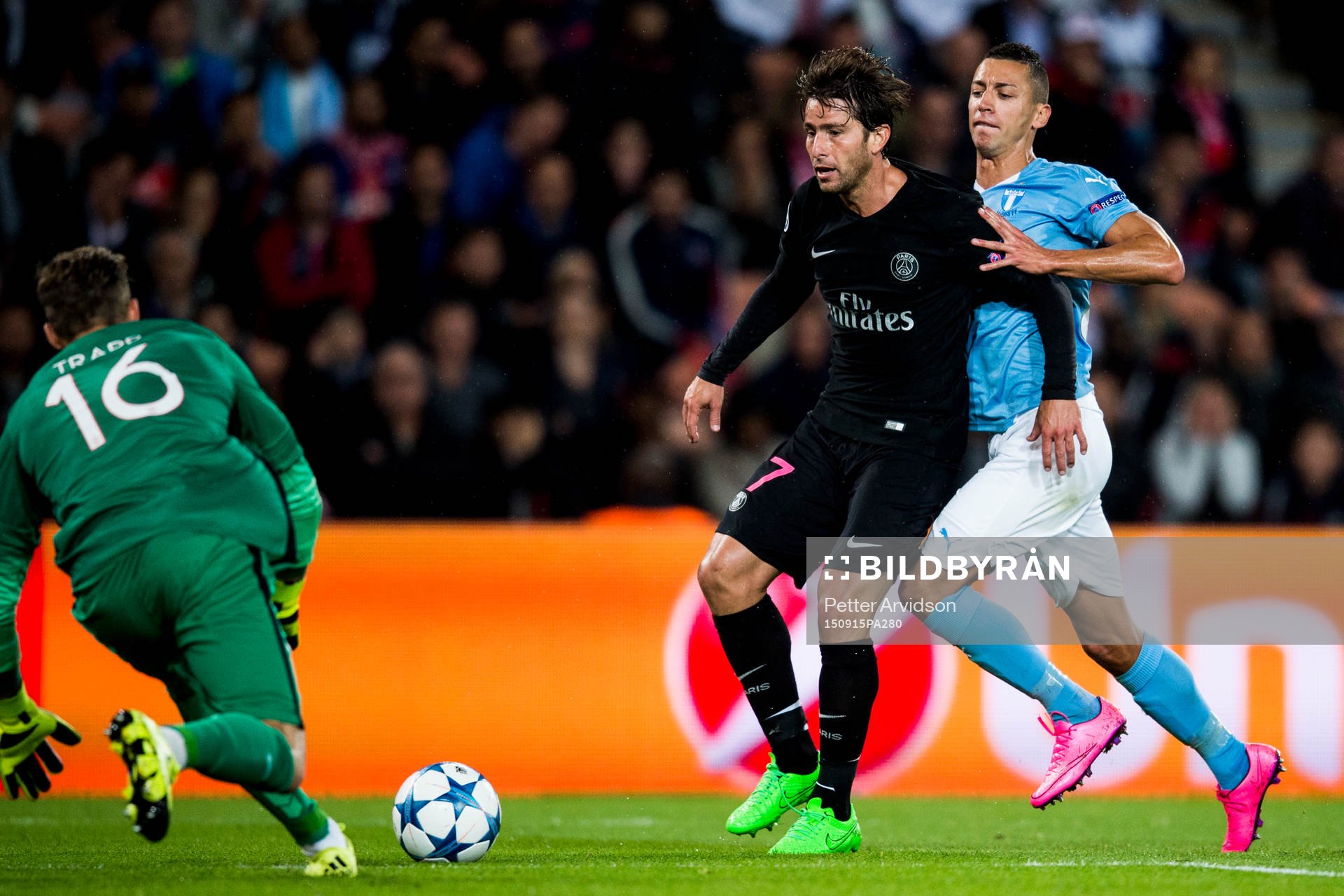 Malmö FFs Nikola Djurjic mot PSG:s Maxwell och målvakt Kevin Trapp under fotbollsmatchen i Champions League mellan Paris Saint Germain och Malmö FF den 15 september 2015 i Paris.