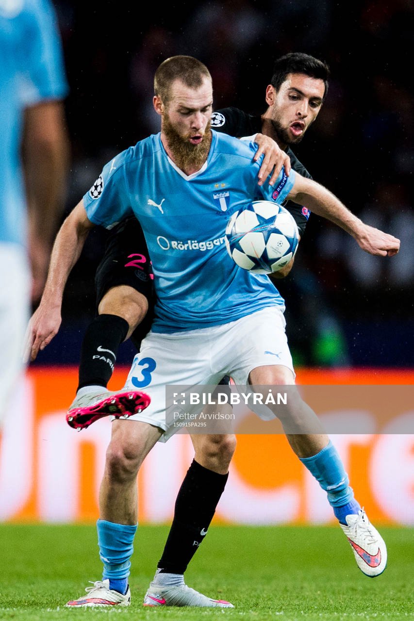 PSG:s Javier Pastore i kamp med Malmö FFs Jo Inge Berget under fotbollsmatchen i Champions League mellan Paris Saint Germain och Malmö FF den 15 september 2015 i Paris.
