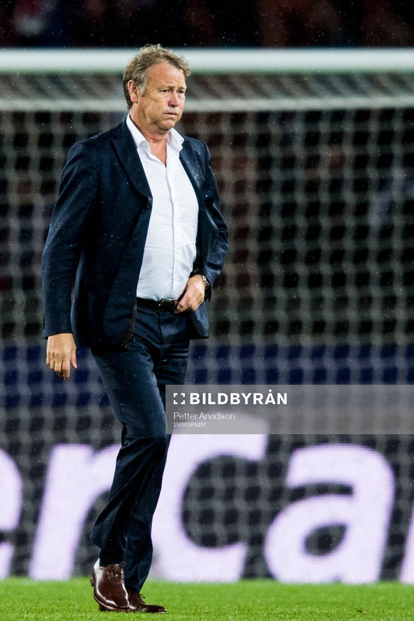Malmö FFs tränare Åge Hareide lämnar planen
