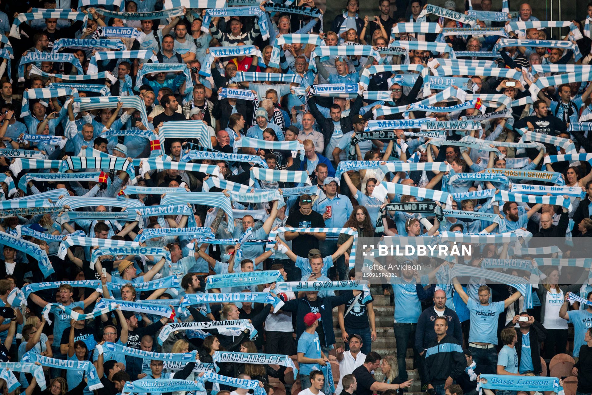 Malmö FFs supportrar håller upp sina halsdukar