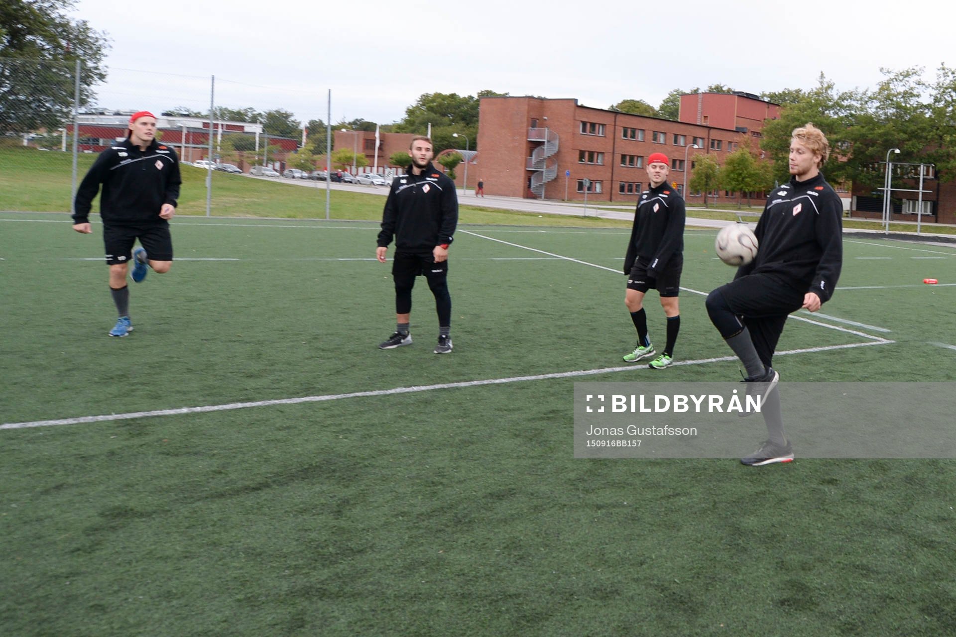 Karlskronas lag värmer upp utanför ABB Arena och spelar