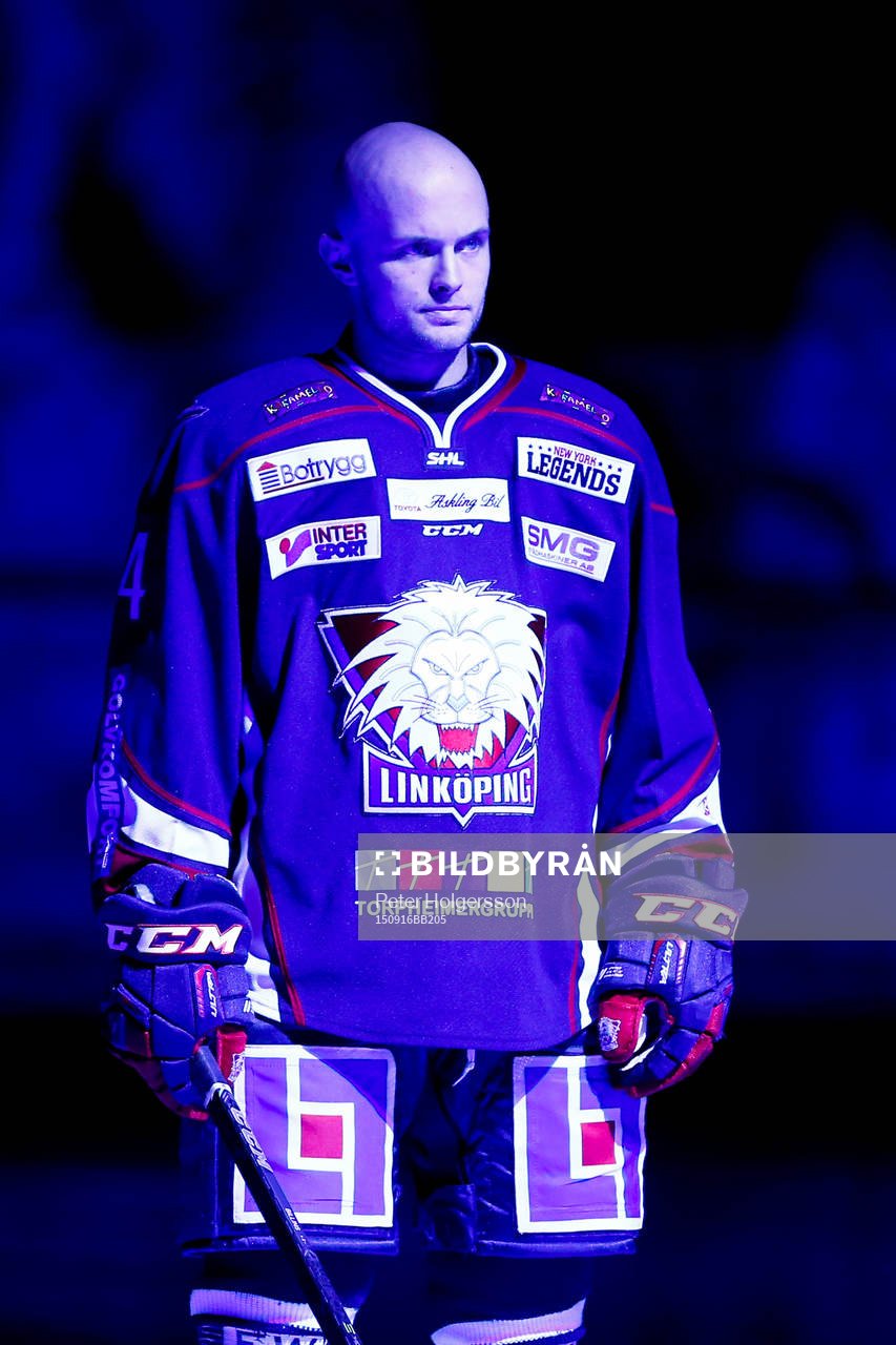Linköpings nyförvärv Chad Billins innan ishockeymatchen