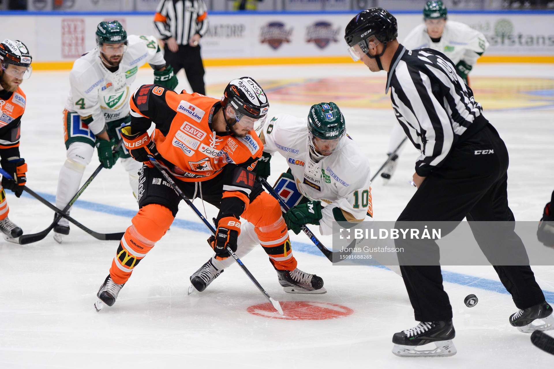 Karlskronas Vyacheslav Trukhno tekar med Färjestads Robbie