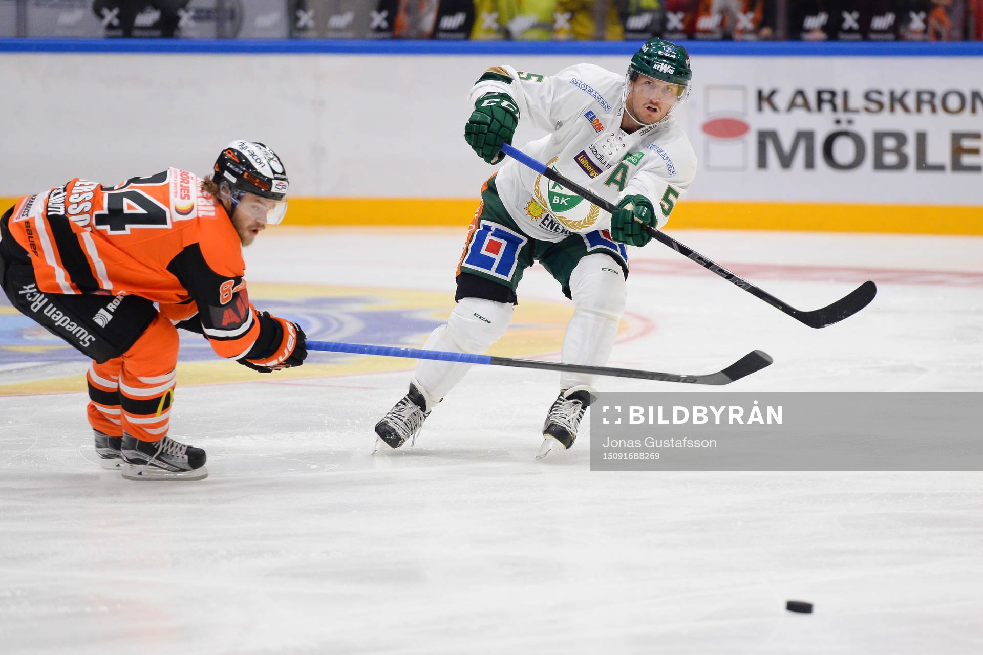 Karlskronas Jimmy Andersson försöker nå pucken från