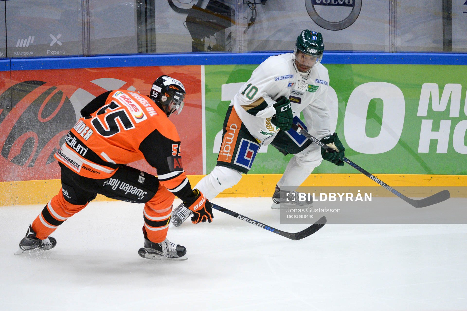 Karlskronas Tom Linder i kamp om pucken med Färjestads