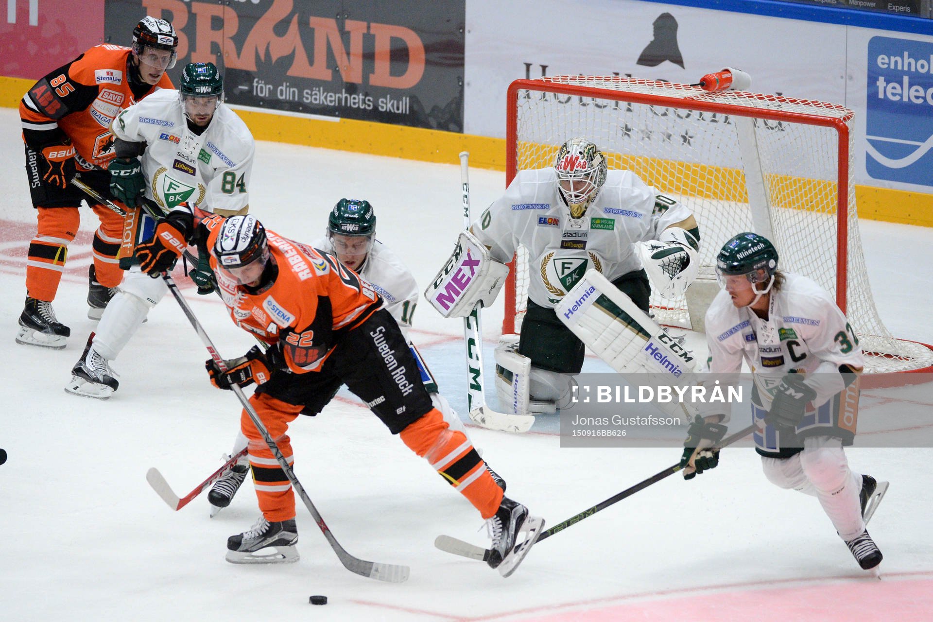 Karlskronas Alexander Bergström i kamp om pucken