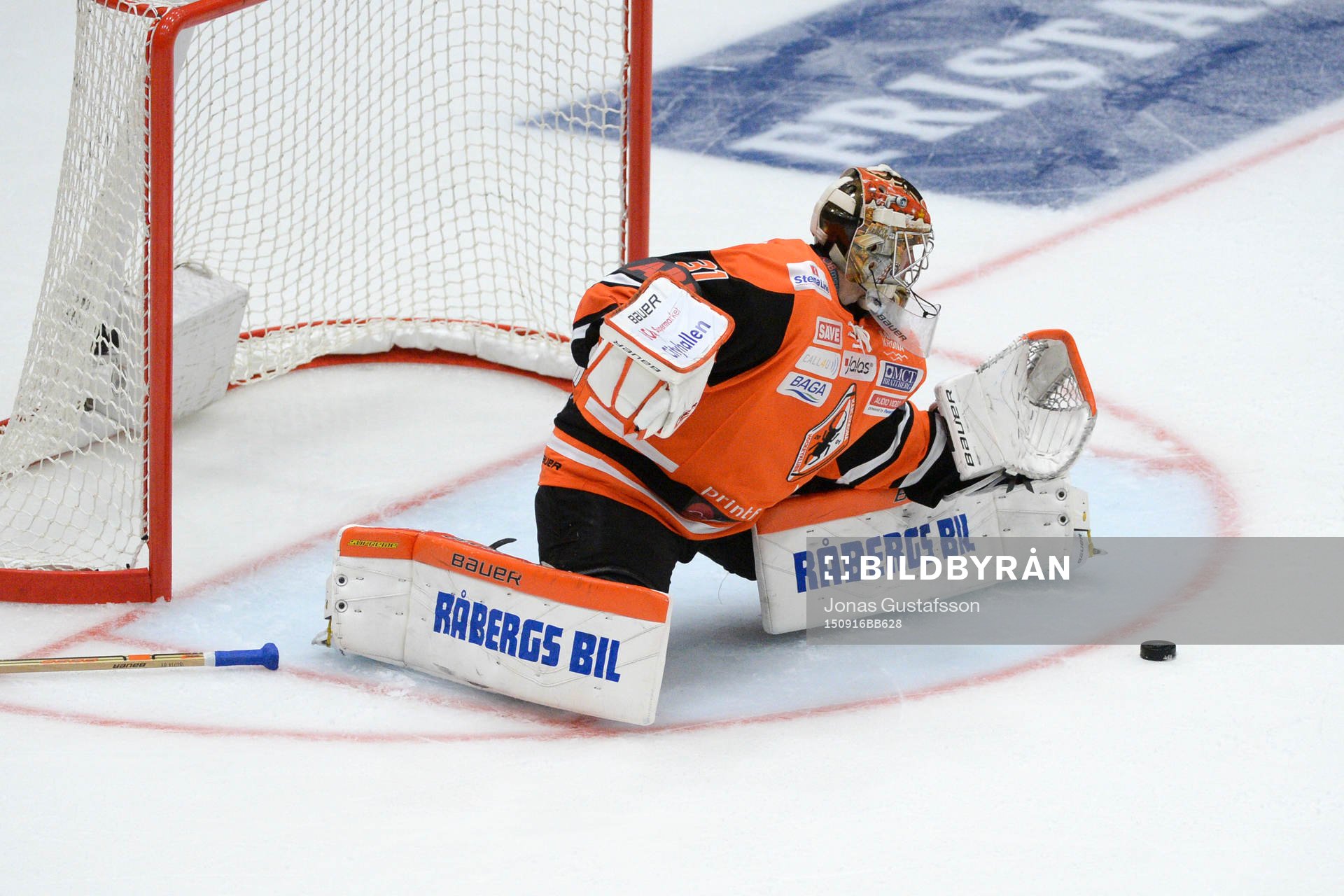 Karlskronas målvakt Patrick Galbraith  räddar en puck då