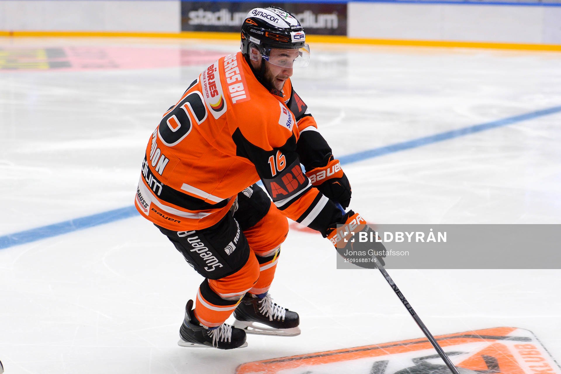 Karlskronas John Henrion med pucken