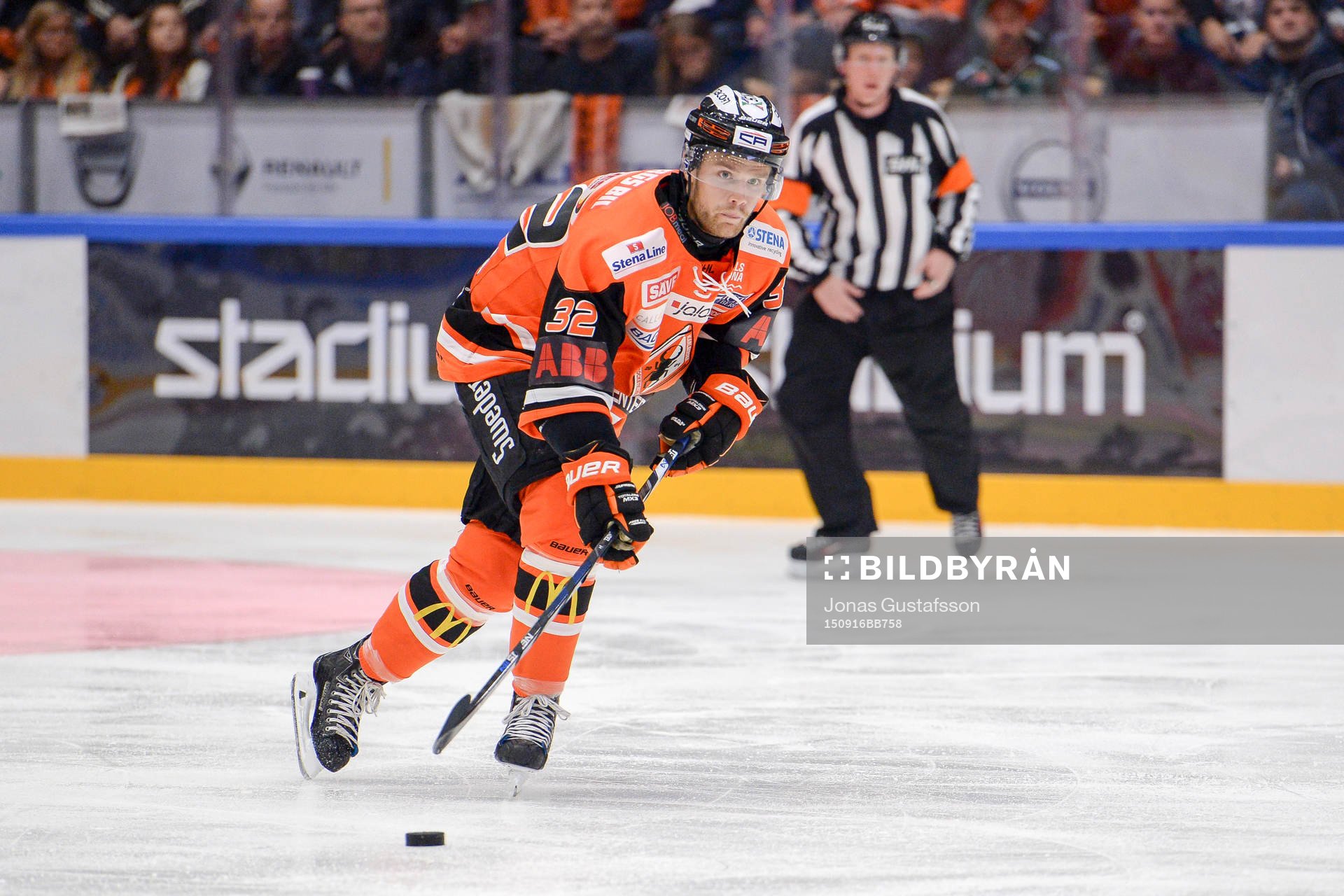 Karlskronas Anton Grundell med pucken