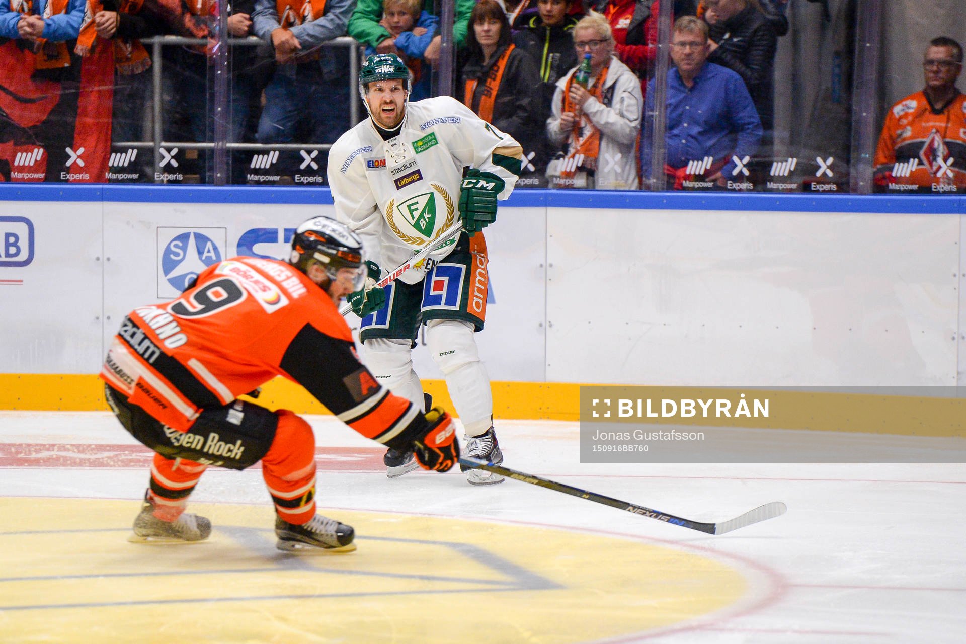 Färjestads Jonas Holös skjuter i väg pucken
