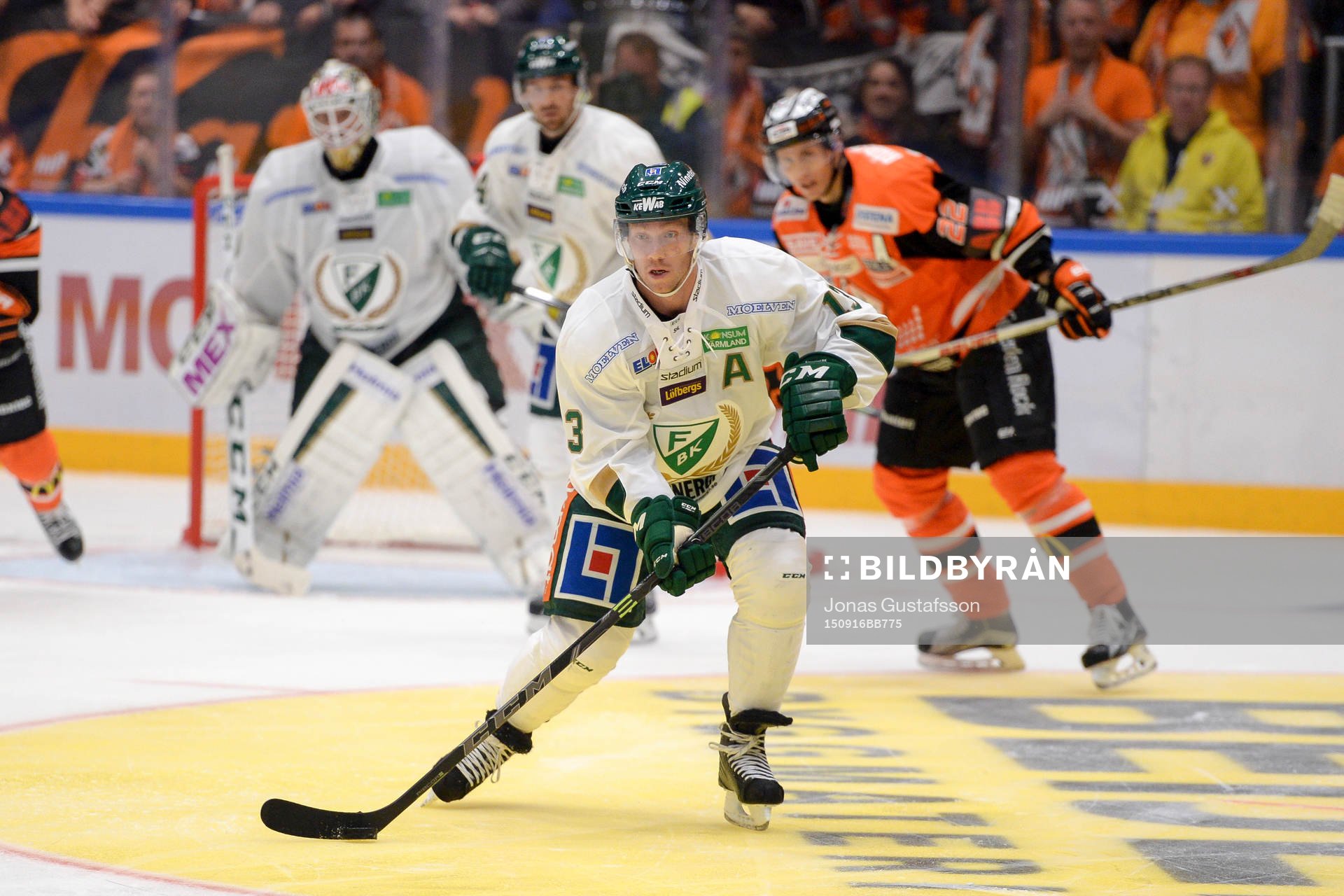 Färjestads Robbie Earl  försöker blockera en puck