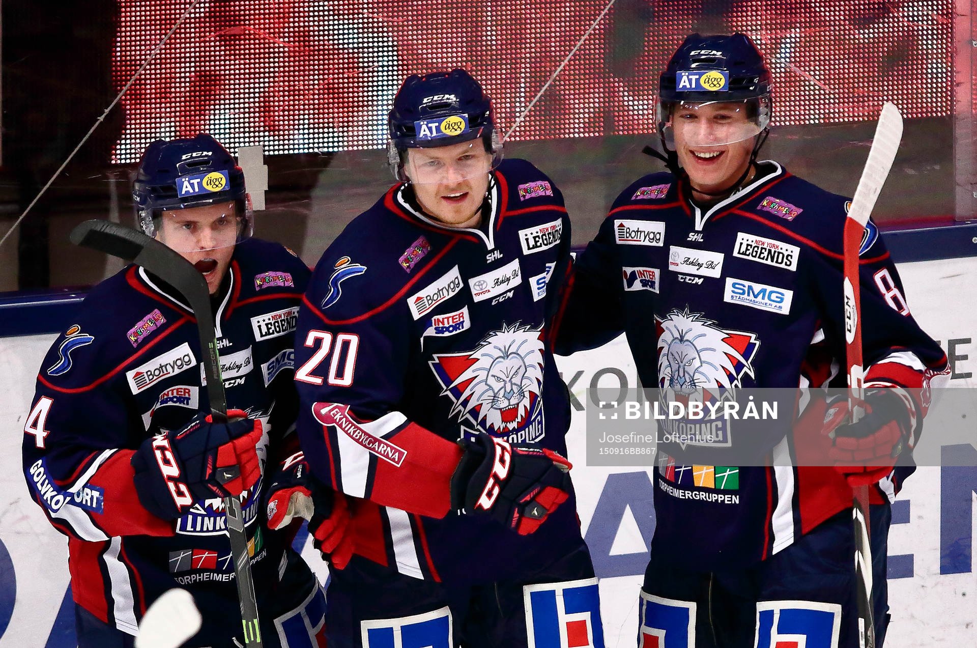 Linköpings Nick Sörensen (mitten) firar 2-2-målet
