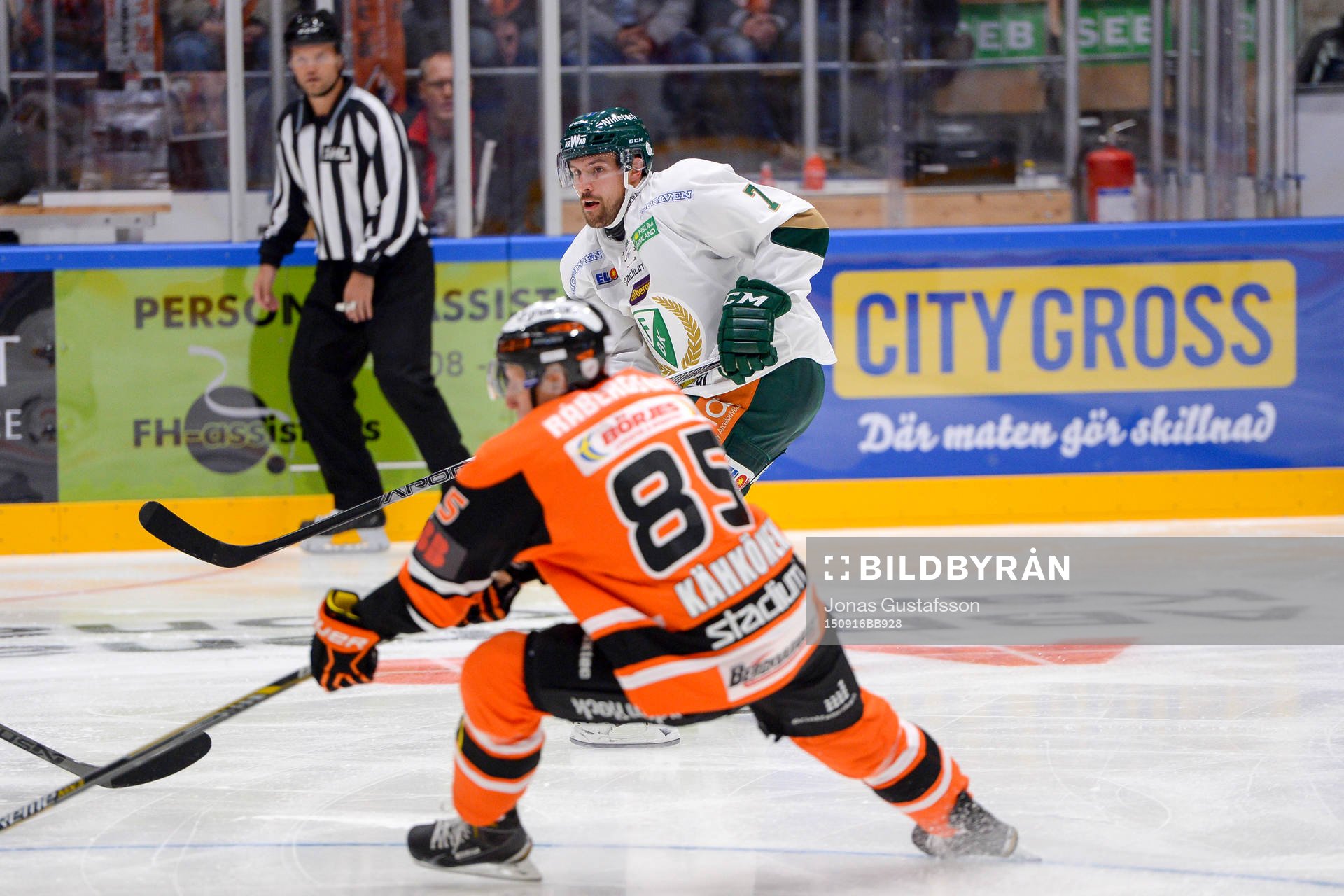 Färjestads Jonas Holös lägger i väg pucken