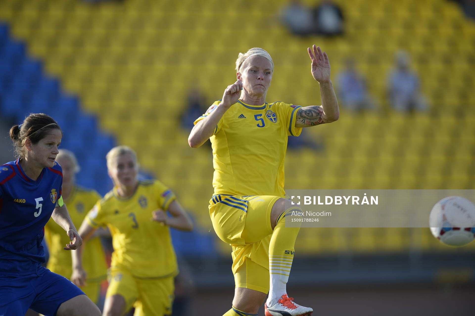 Sveriges Nilla Fischer och Moldaviens Elena Porojniuc