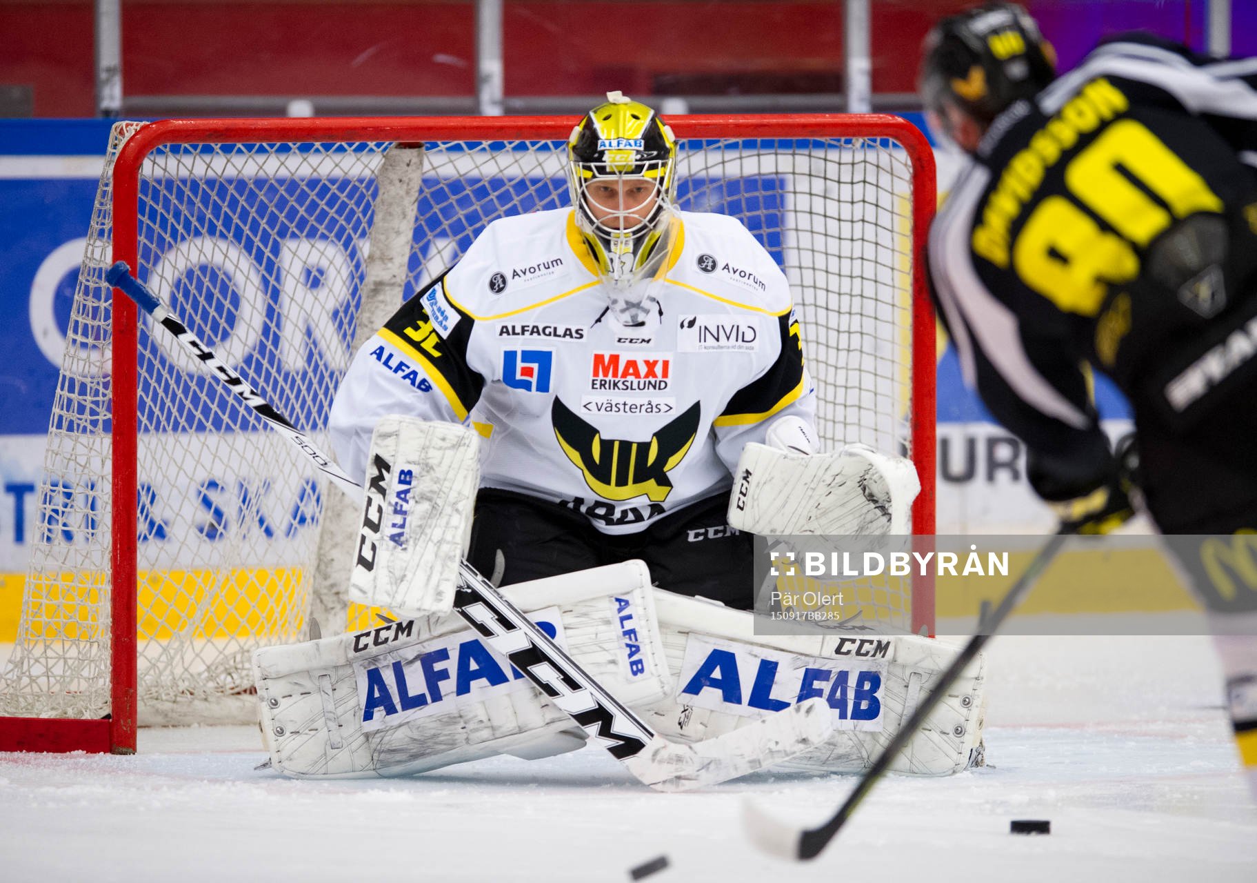 Västerås målvakt Jonas Fransson värmer upp  innan