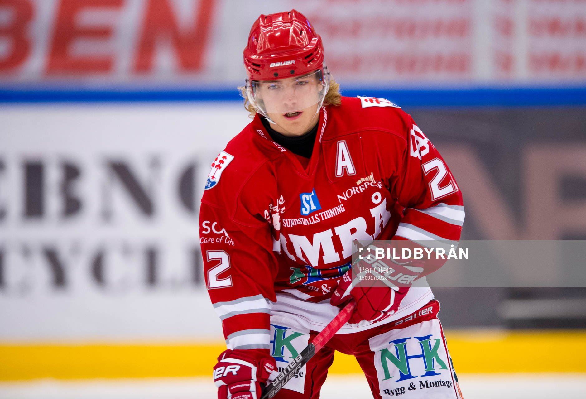 Timrås Emil Berglund värmer upp innan ishockeymatchen i