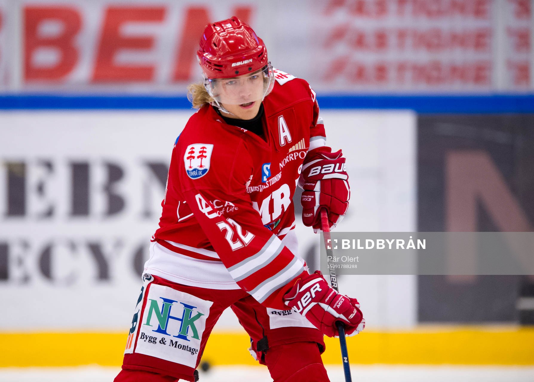 Timrås Emil Berglund värmer upp innan ishockeymatchen i