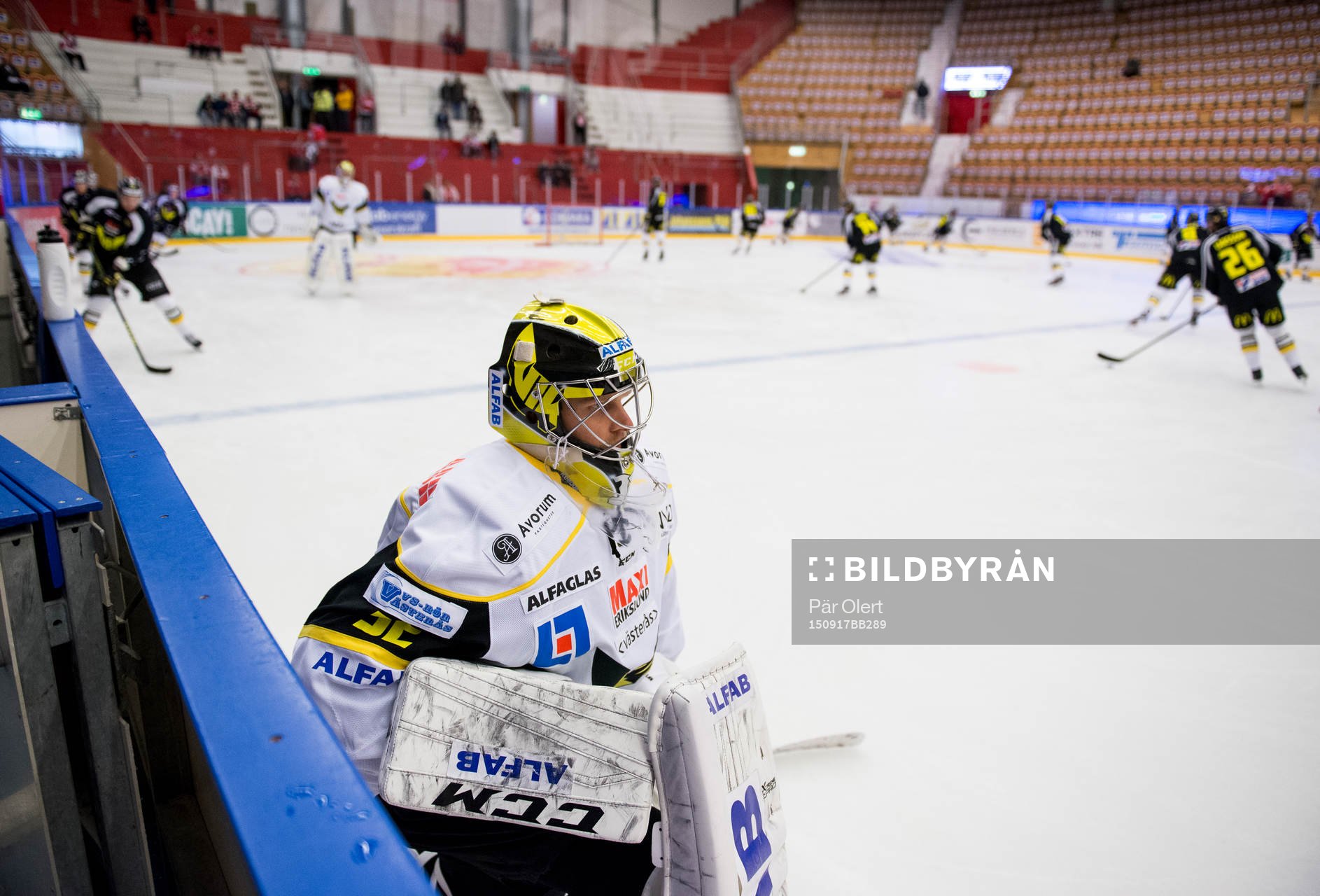 Västerås målvakt Jonas Fransson värmer upp  innan