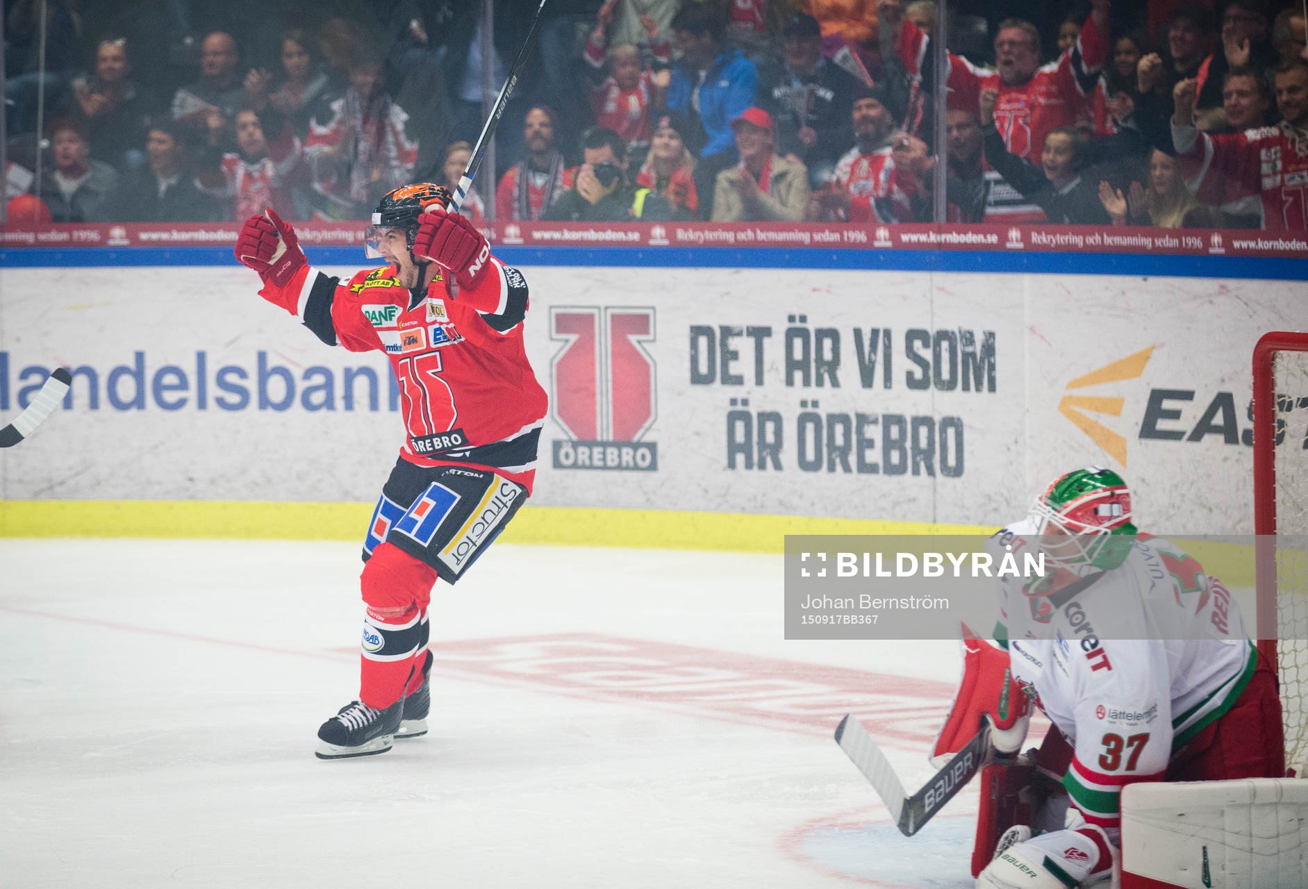 Örebros Jakub Petruzalek  gör 2-0 och jublar