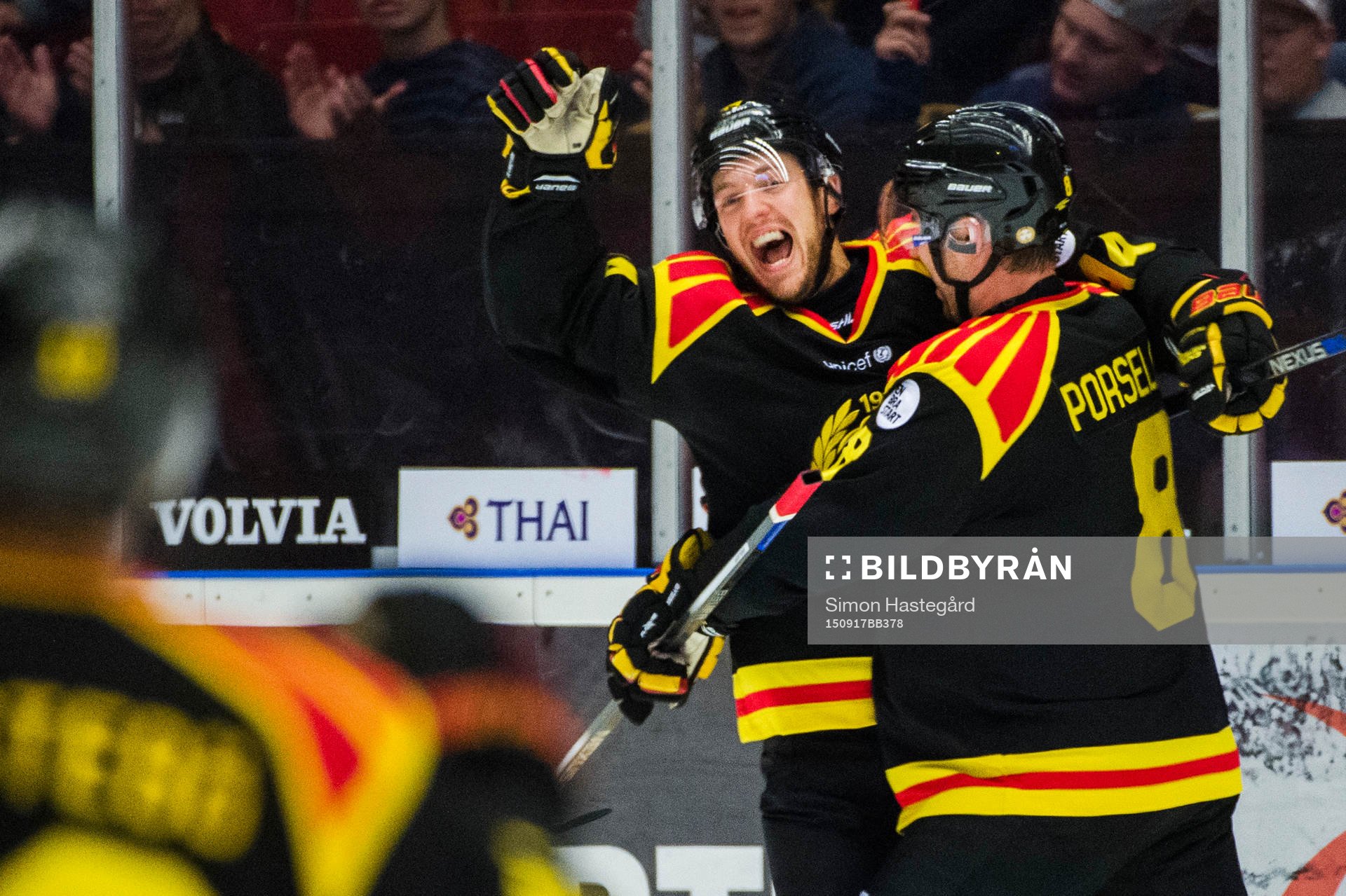 Brynäs Jacob Blomqvist och Mathias Porseland jublar