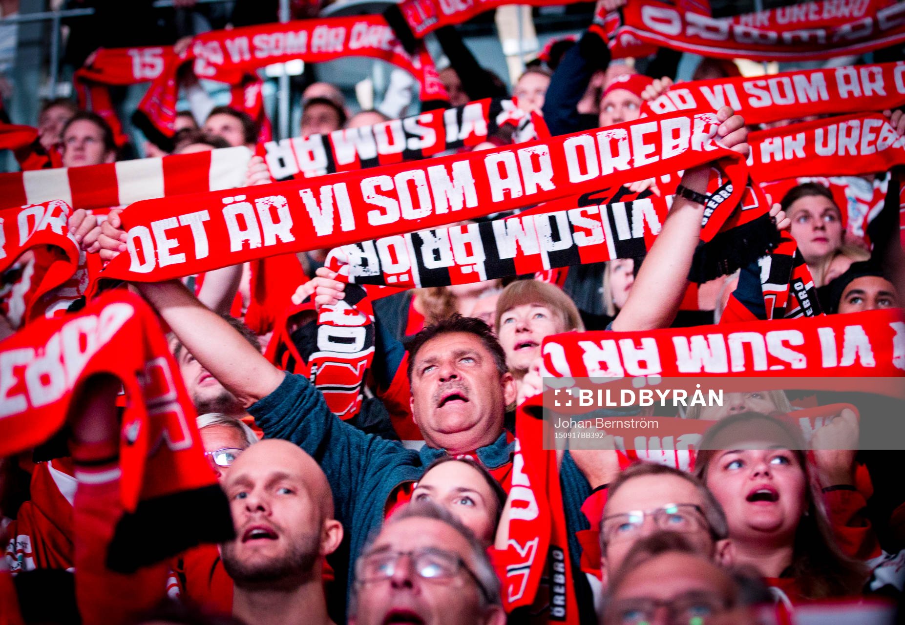 Örebros supportrar jublar med halsduk