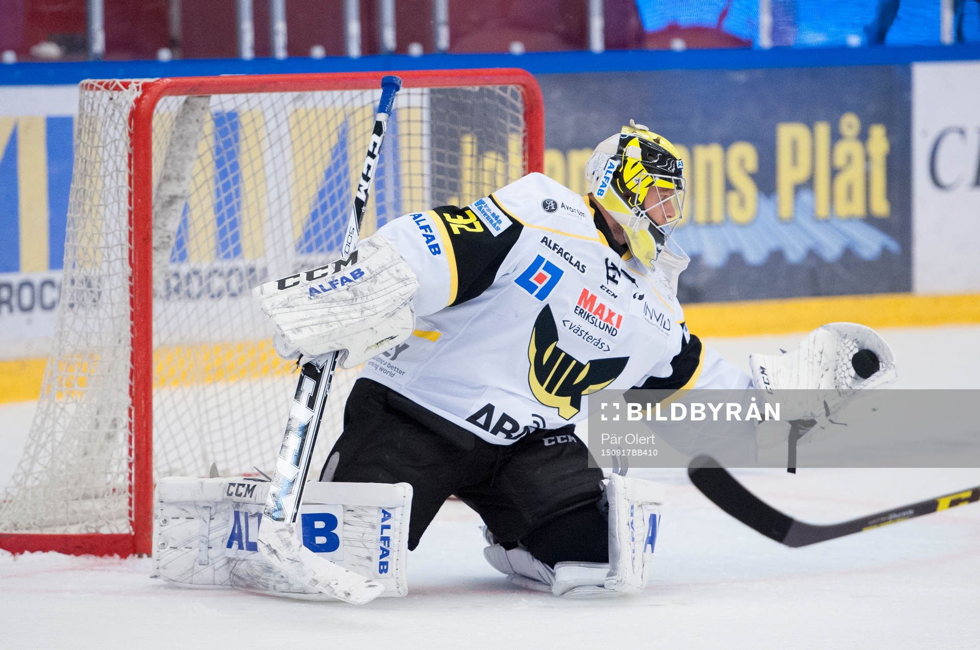Västerås målvakt  Jonas Fransson räddar skott