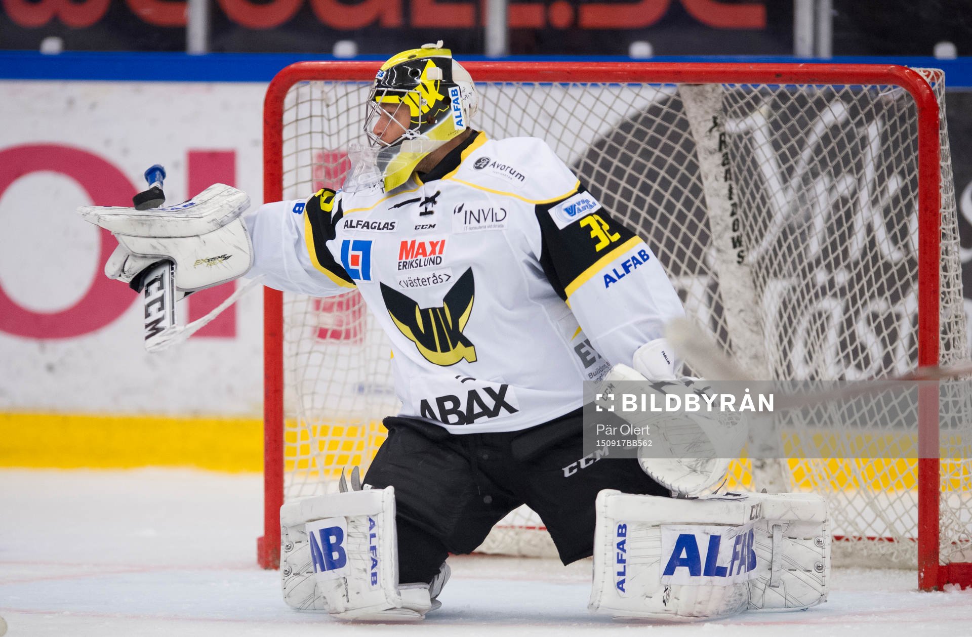 Västerås målvakt Jonas Fransson räddar skott