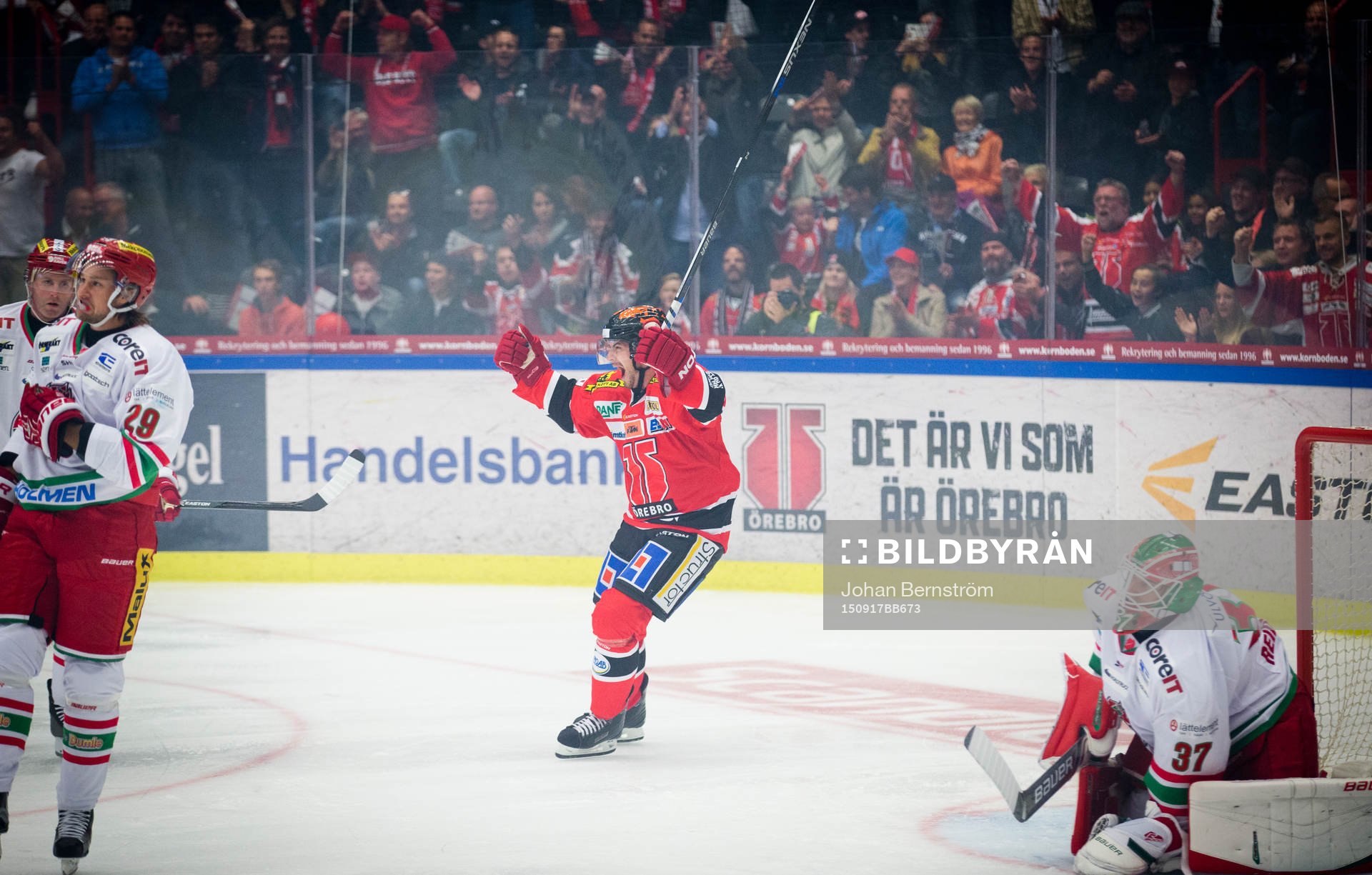 Örebros Jakub Petruzalek  gör 2-0 och jublar