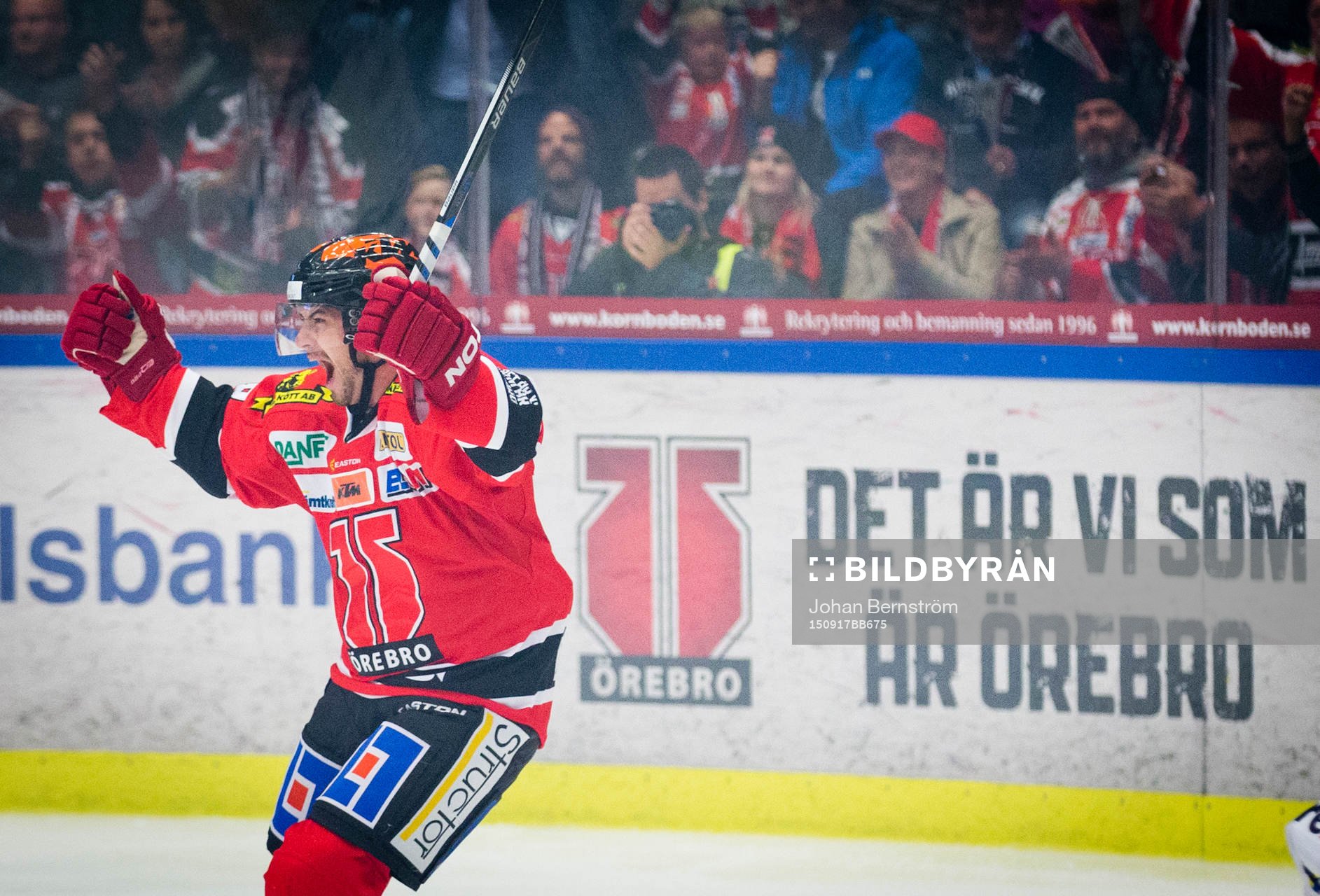 Örebros Jakub Petruzalek  gör 2-0 och jublar