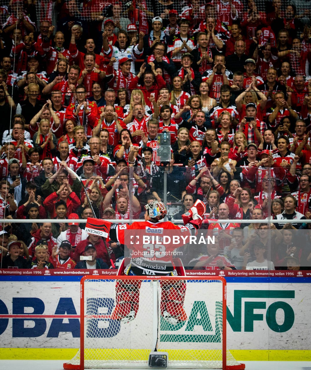 Örebros målvakt Julius Hudacek jublar med fansen