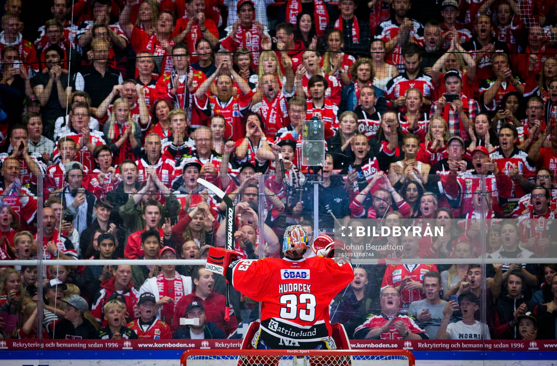 Örebros målvakt Julius Hudacek jublar med fansen