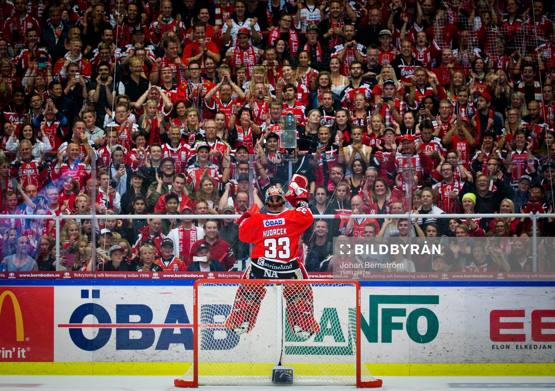 Örebros målvakt Julius Hudacek jublar med fansen